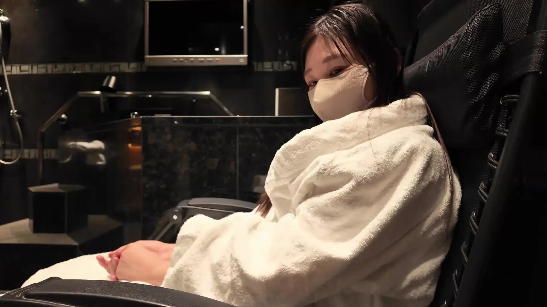 22歳大人しい大学4年生の女子大生をサウナでやり放題!
彼氏持ちにも関わらずエッチが好きな女の子。
大学生らしい白くて艶の良い肌と、程よく肉付きの良い身体ををサウナで火照らせてハメました。
水着姿で少し水着をずらしてま⚫︎こや乳首を見ると「やだ〜やめてよ♡」と恥ずかしそうにする姿が堪りません。
消極的にそうに見えて騎乗位では自ら腰を振って、自分の気持ちいところに当て続けるただのど変態でした。
こういう大人しい系の女子がSEXでたまに見せる積極的な仕草が本当にどエロいです...
問答無用でち⚫︎ぽを突き続けていますので、気になる方は是非ご覧ください。
※本編に顔のモザイクはありません
#美尻
#個撮
#個人撮影
#色白
#パイパン
#種付け
#巨尻
#ハメ撮り
#裏垢
#変態
#素人
#サウナ
#水着 (2/2)