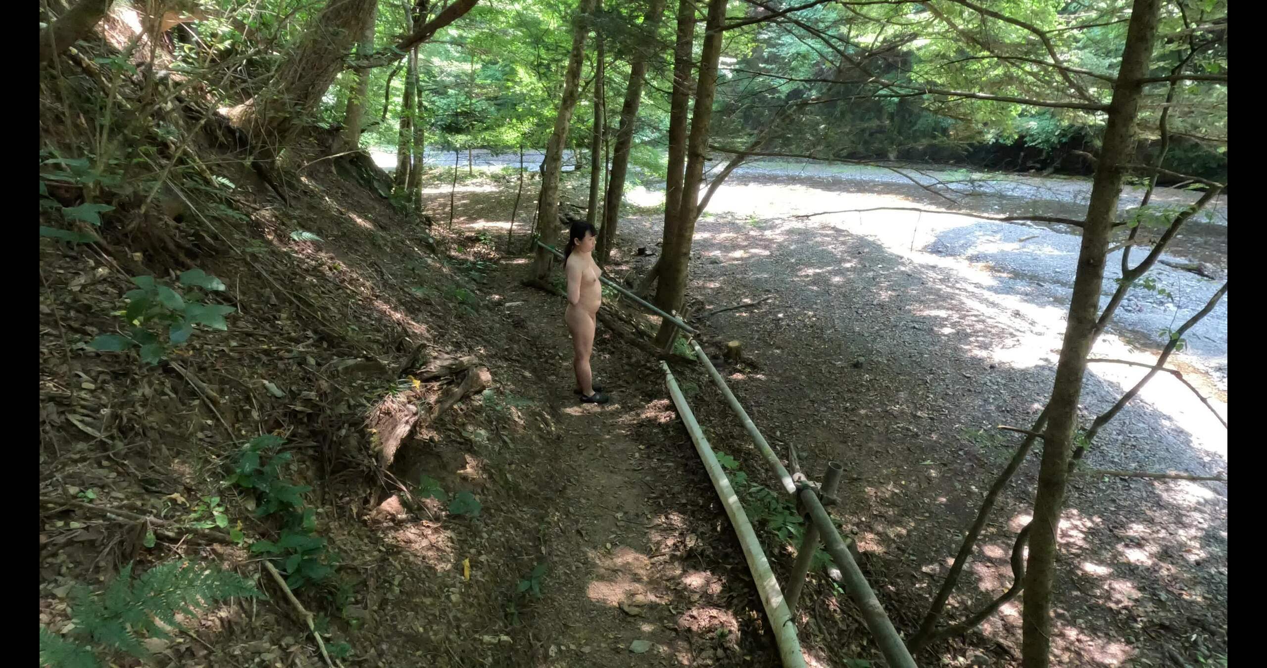 全裸チャレンジ「夏に行った全裸キャンプの時の動画です。 暑かったので川に降りて、散歩しました。 ※私有地内での撮影です。」の投稿サムネイル