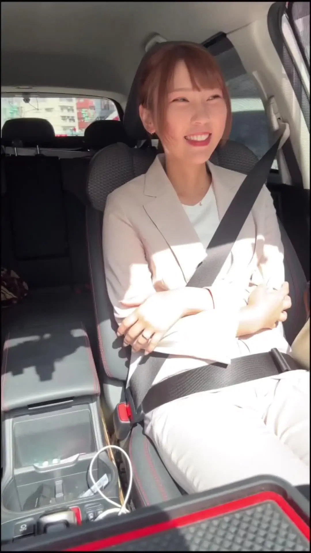 縦動画専門ハメ撮り師　女喰い⭐️「精子ごっくんと生中出し。 会社の同僚女子社員と営業周り中にサボって 家で休憩ハメ撮り！」の投稿サムネイル