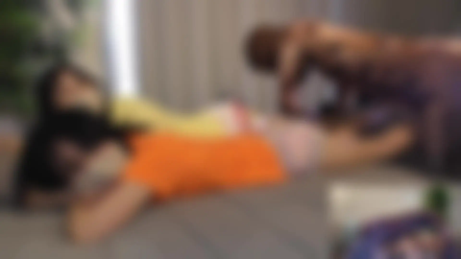 JPN Girl's Fart video factory「３人組とＭ男の対決は今度は女の子が寝そべって、そこにＭ男が嗅ぎに行くパターンへと変更。」の投稿サムネイル
