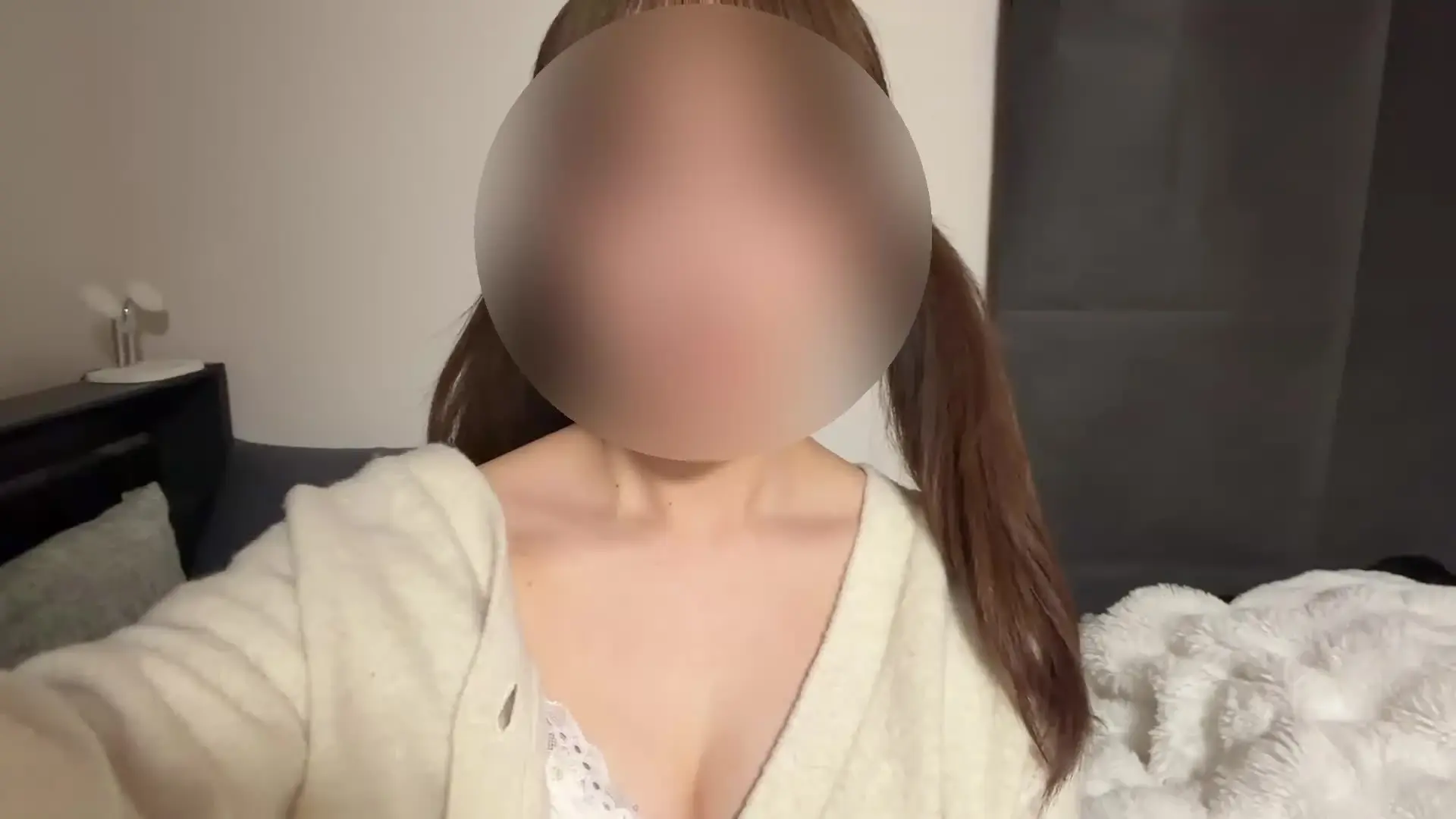 エマ「フォロワーさんとビデオ通話してるの想像してオナニーしたら気持ちよすぎたの、、、♡」の投稿サムネイル