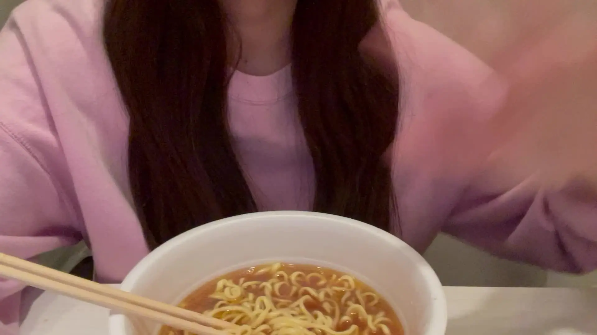 髪フェチ研究会💇🏻‍♀️by さくたん🌸「サラサラロングをラーメンに浸ける💇🏻‍♀️🍜笑 ロングヘアをラーメンに入れて、麺と一緒に食べる動画です笑笑 これが好きな髪フェチさんはどれくらいいるんだろ🥺笑」の投稿サムネイル