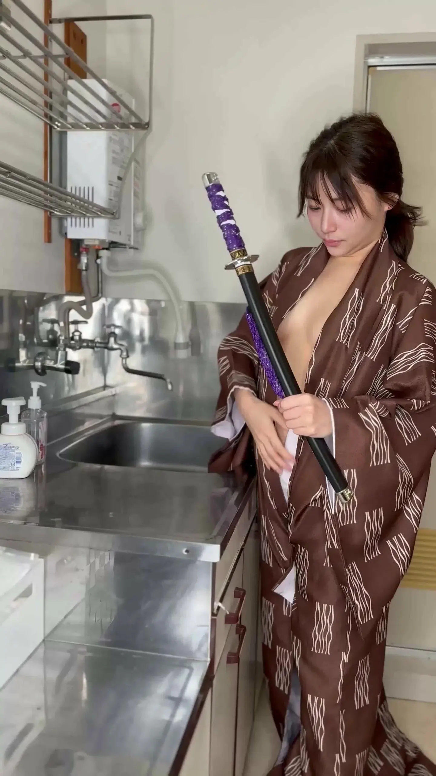 はな　美魔女の遠隔ローター散歩と放尿ときどきハメ撮り💕「着物でキッチン💗」の投稿サムネイル
