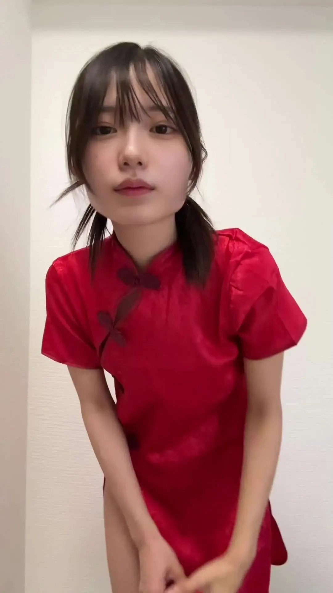 OLももか⛳️元アスリートの裏アカ「お疲れ様です、ももかです。 昨日の夜、新しく届いたチャイナドレスのコスプレを着てオナニーしちゃいました。 今回はお部屋の中で立ちながら、衣装の上からローターを当」の投稿サムネイル