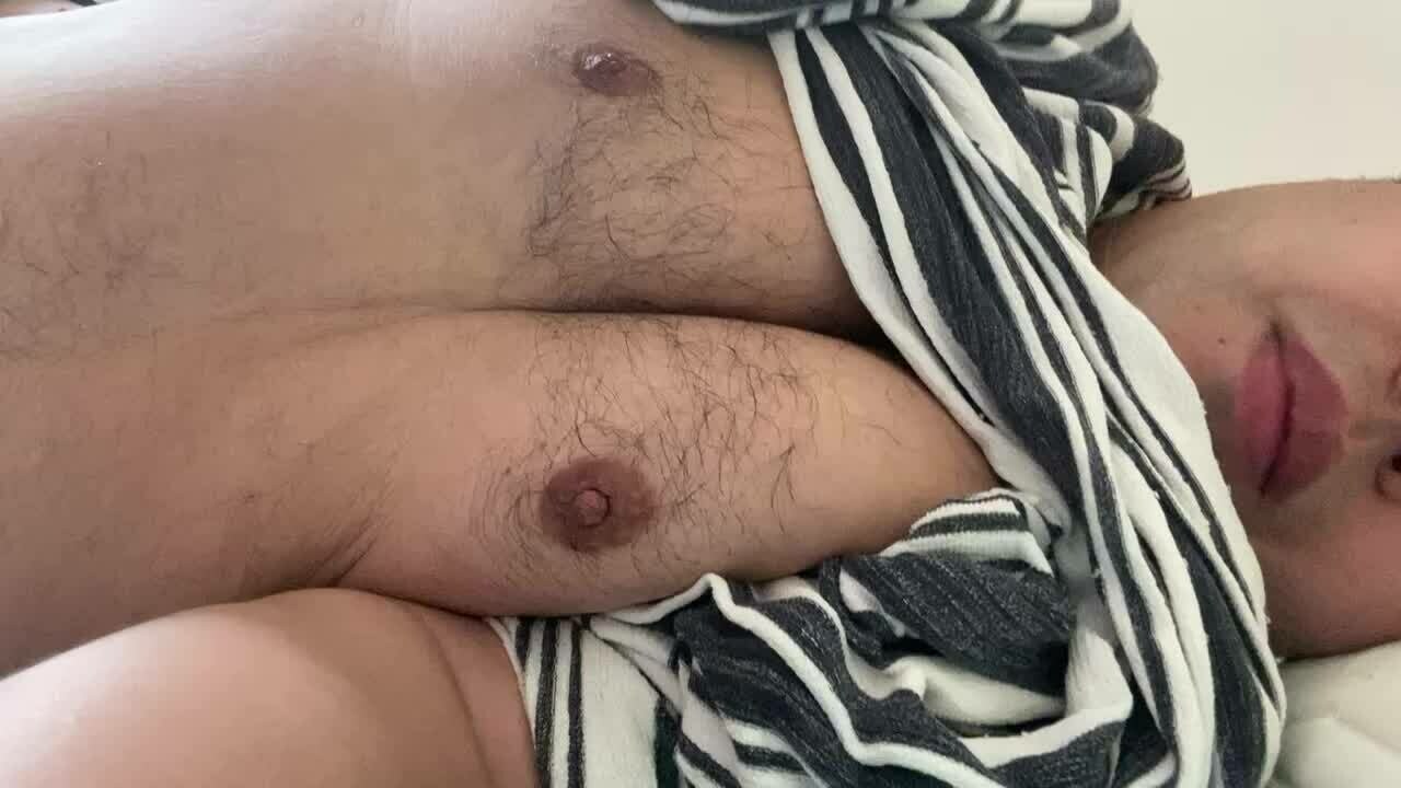 乳首モロ感なので弄ると秒で勃起しちゃいます笑 sample 1