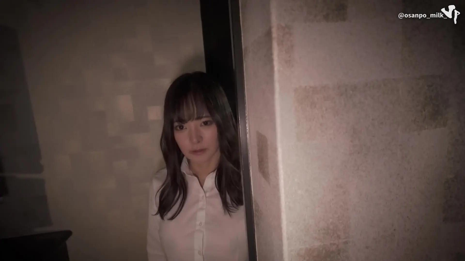 おさんぽ牛乳「【超接近】巨乳美女の靴履きM字開脚！びしょ濡れおまんこを指ズボでアヘ顔オナニー」の投稿サムネイル
