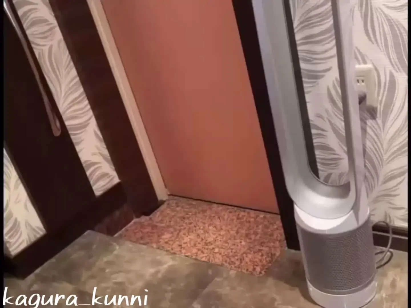 仕事終わりにホテル直行してきた先生を即尺でお出迎え。 サンプル画像1
