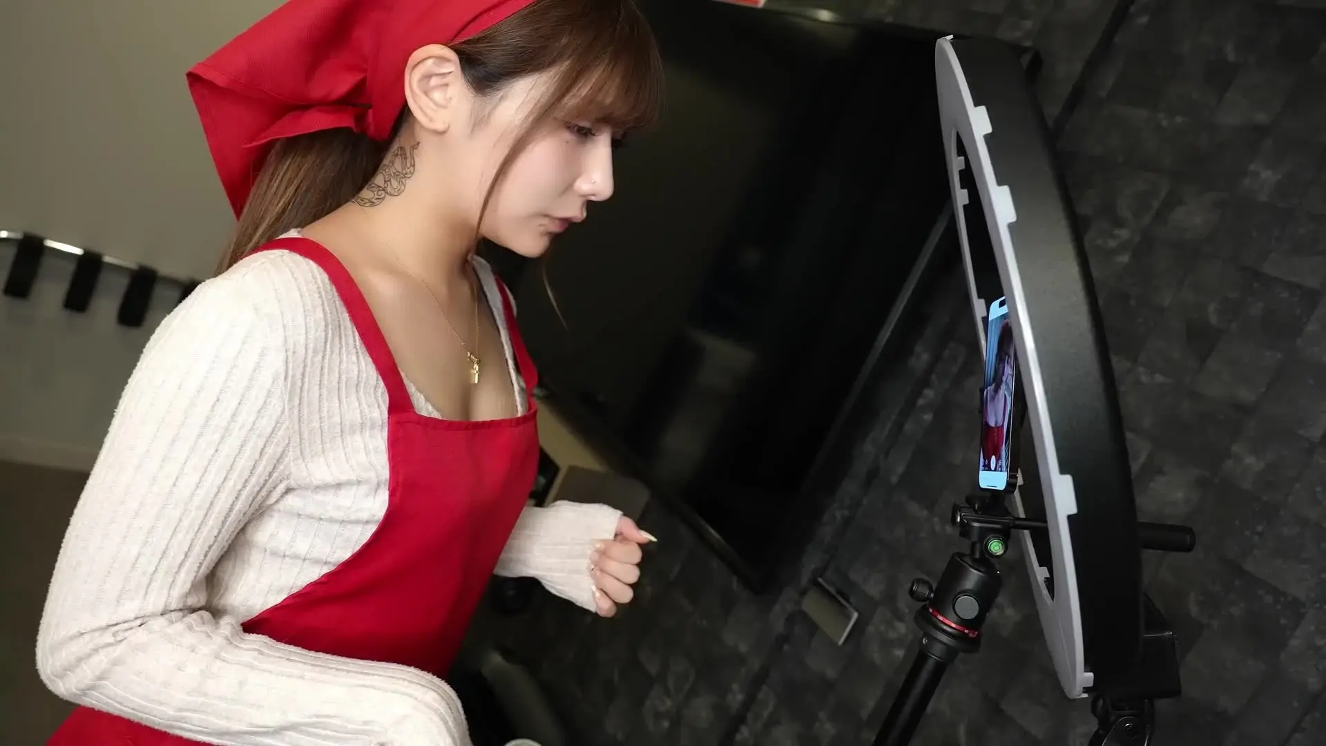 家事代行サービス🛁🧽あこ「TikTok撮影してたら…突然彼氏が乱入してきちゃって😳💦 そのまま押し倒されちゃったの…🫣💖 でもね、そんな状況に逆に興奮しちゃって…」の投稿サムネイル
