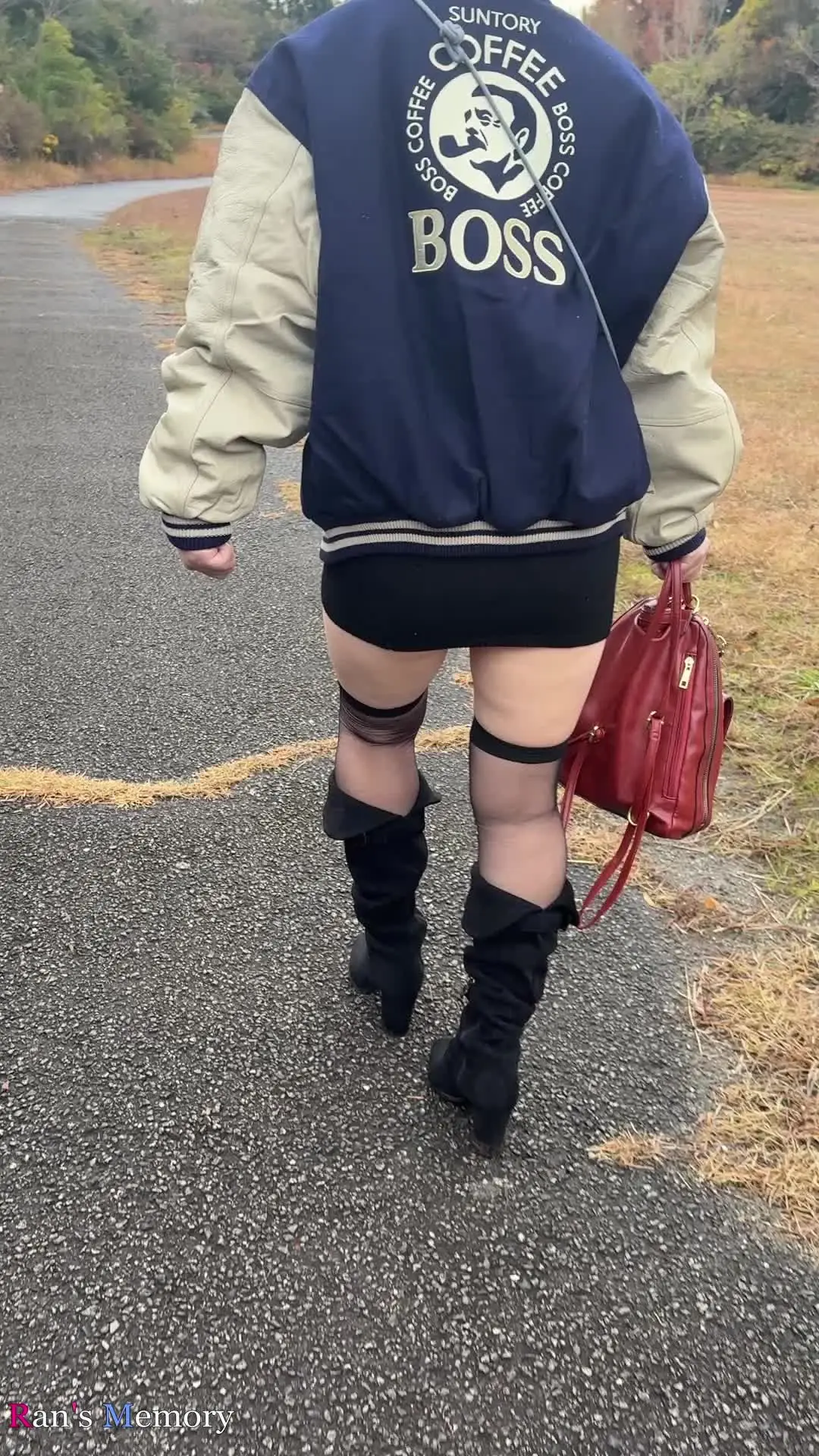 蘭ちゃんのメモリー「公園をミニスカとガーターで歩くだけの動画。階段を歩くとお尻が丸見え・・・」の投稿サムネイル