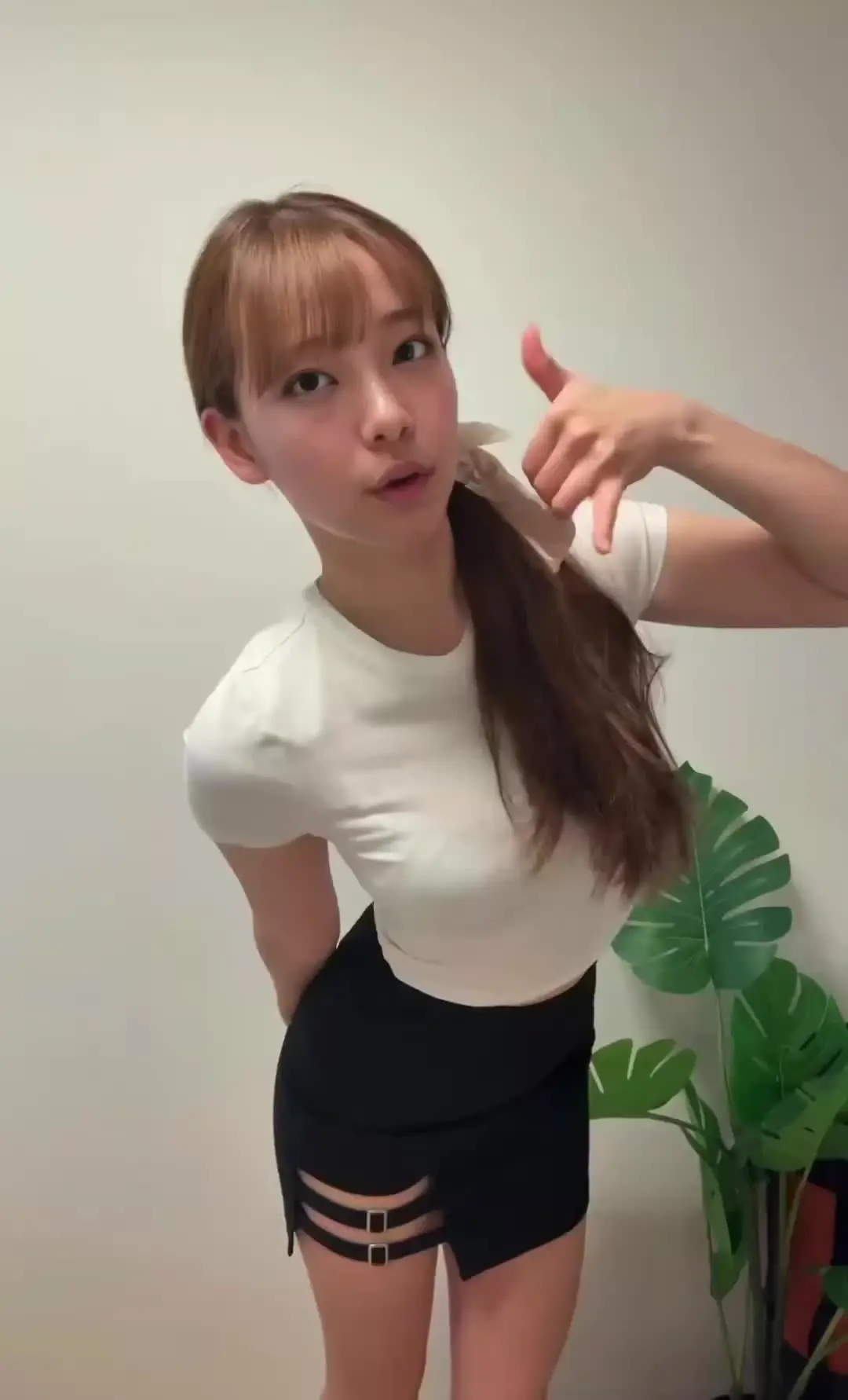 ぽぽ「こんばんは、ぽぽです🐥 今回は、流行りのTikTok「mosi ? mosi ?」を踊ってみたよ✌🏻 久しぶりに前髪作ったんだけどどうかな〜🥹」の投稿サムネイル
