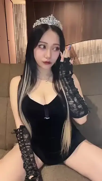 Juri🦋「前回の配信アーカイブ💖 布多めやな〜と思ってたのに思ったより露出で焦る（笑） フォロワー少ないうちにいっぱい脱ごーっと🎶」の投稿サムネイル