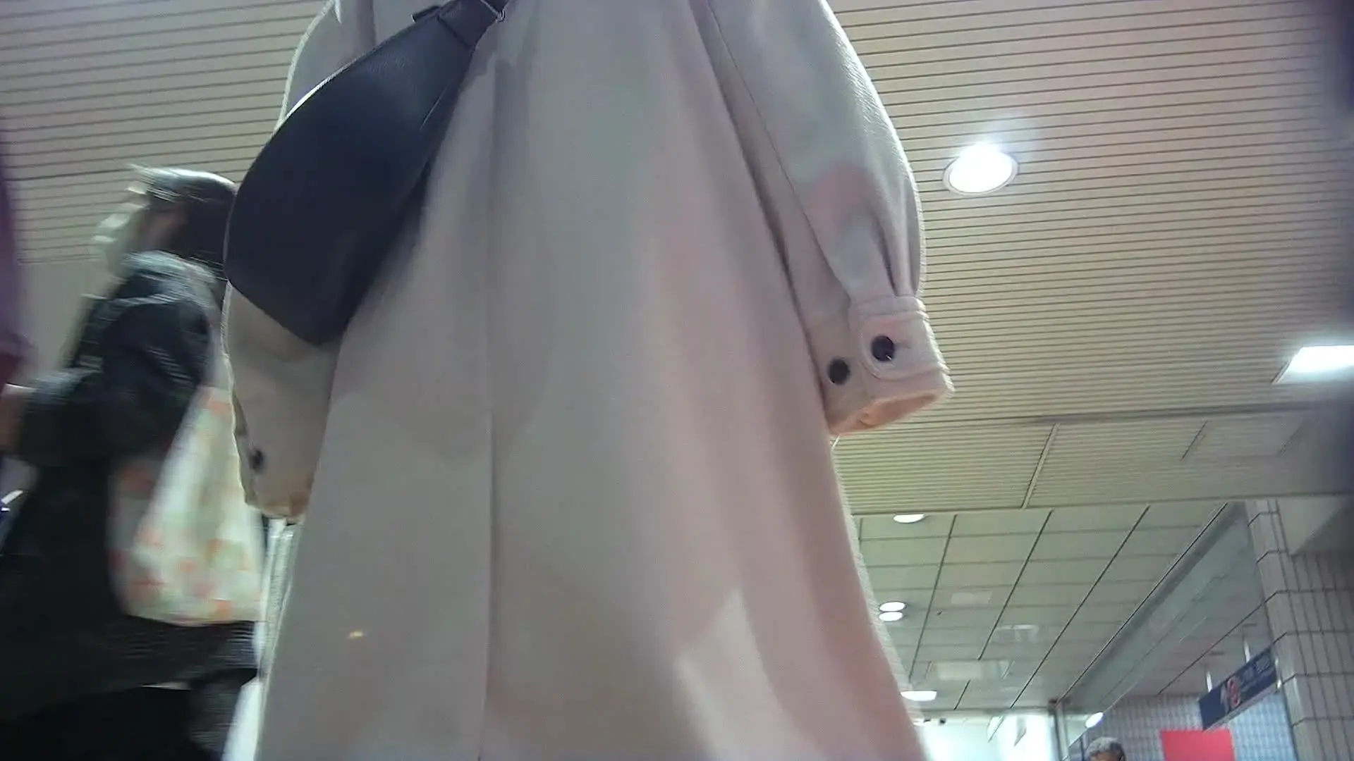 制服 ミニスカ逆さ撮り専門チャンネル「撮ってしまった16 本人バレ全力逃走 もうヤバいです…どんどんハマっていきます…今回は当人バレして全力疾走で逃走しました もう本当に終わったと思いました でもそ」の投稿サムネイル