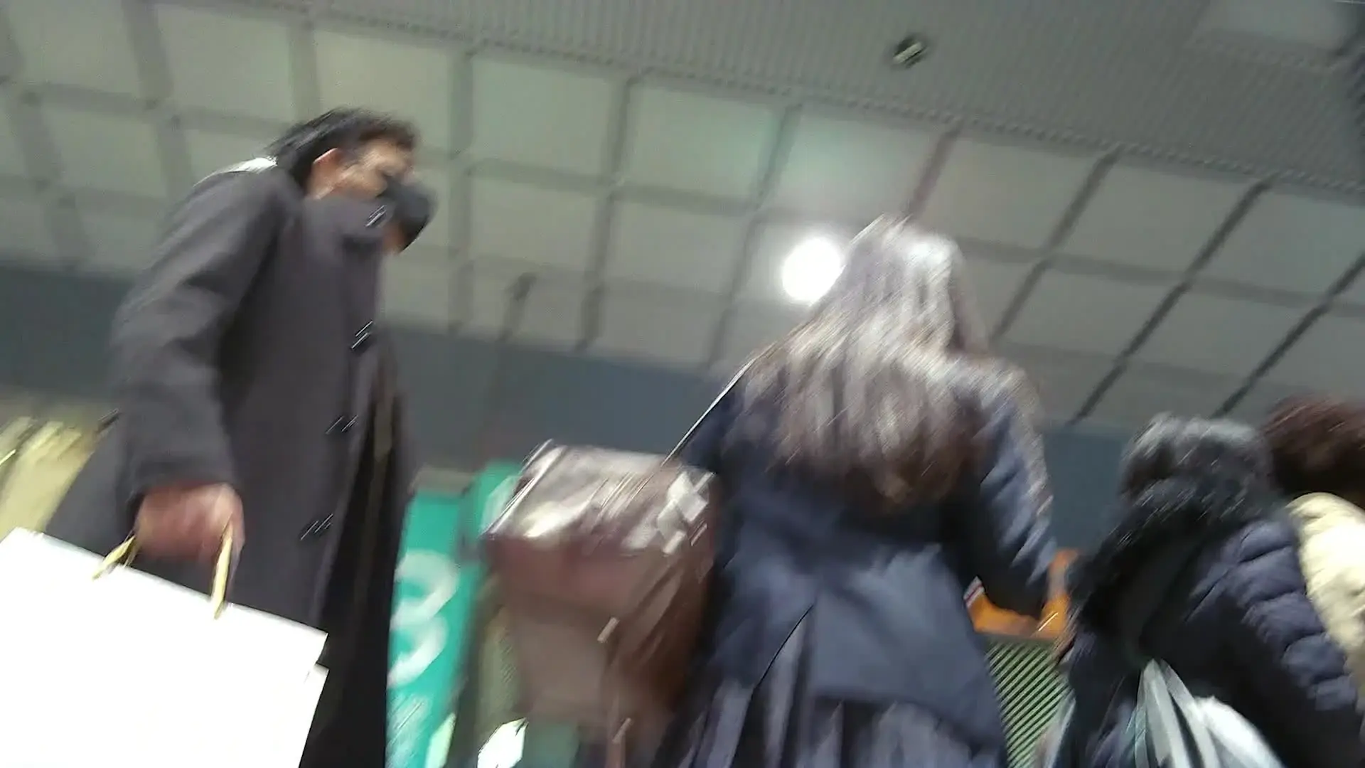 制服 ミニスカ逆さ撮り専門チャンネル「撮ってしまった15　どうしてもミニスカを見ると気づいたら撮ってしまう。今回もすぐにカメラをまたONにしてしまった。」の投稿サムネイル