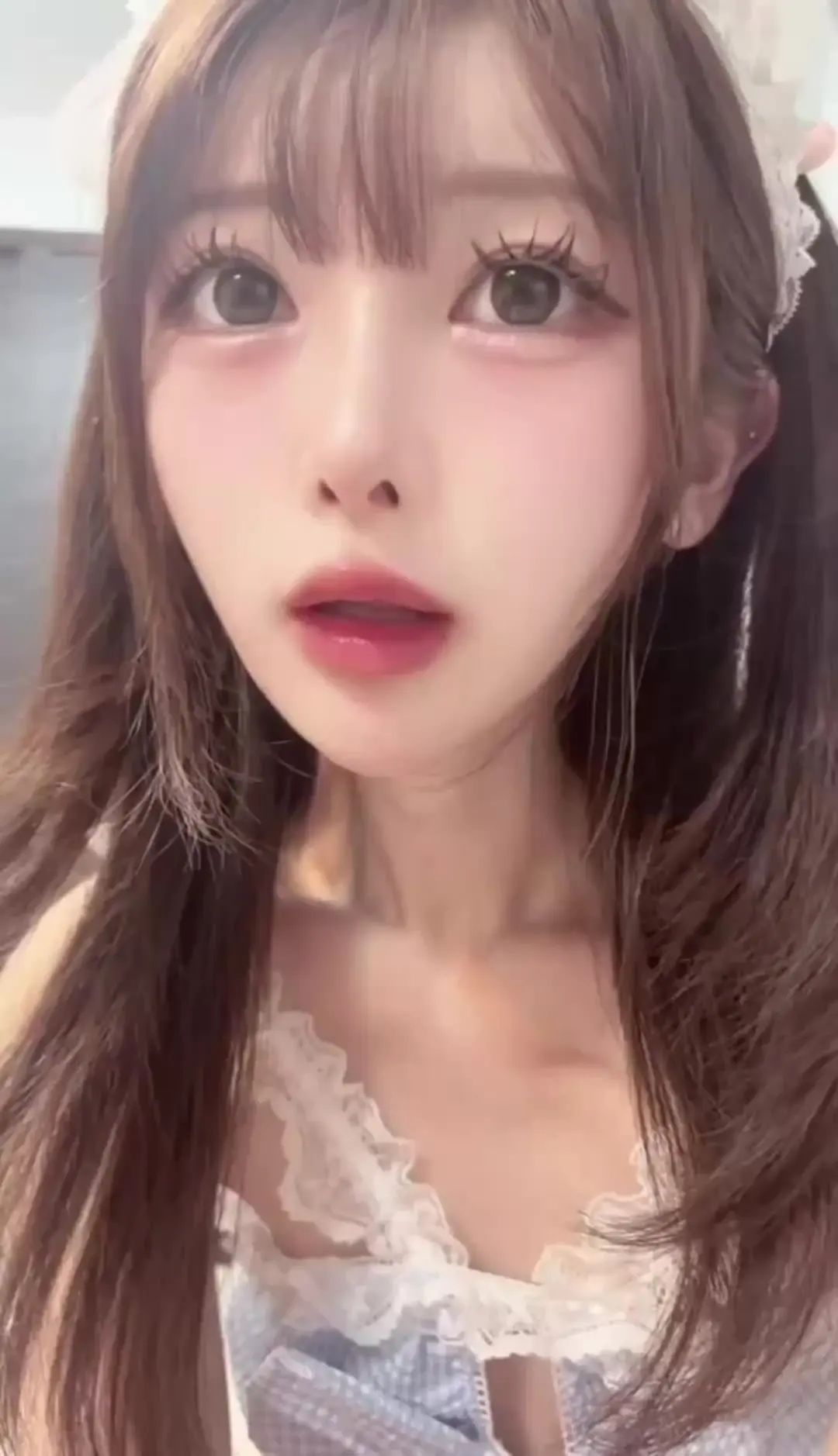 ちなみ「珍しく外カメ動画だよ~ メイドコスかわいくてまた着ちゃった◜ ٍٛ . ̫ . ٛ ٍ ◝♪」の投稿サムネイル