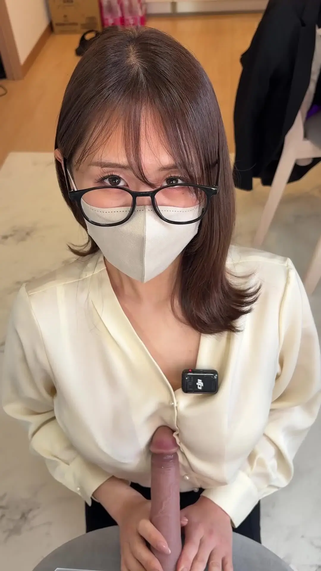 事務ノコ「【🖋️ご奉仕で主観パイズリ】 彼女のご奉仕精神は止まらない。 上司を癒すためにある部屋に呼び出し」の投稿サムネイル