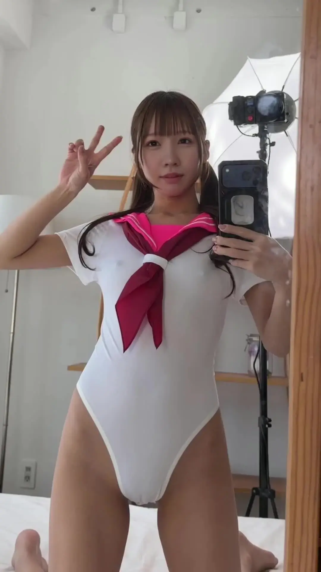 ひまるん☕「セーラー服…と思った？🤭💕 制服っぽい？水着っぽい？🤔 正解は…動画でじっくり見てね🎀」の投稿サムネイル