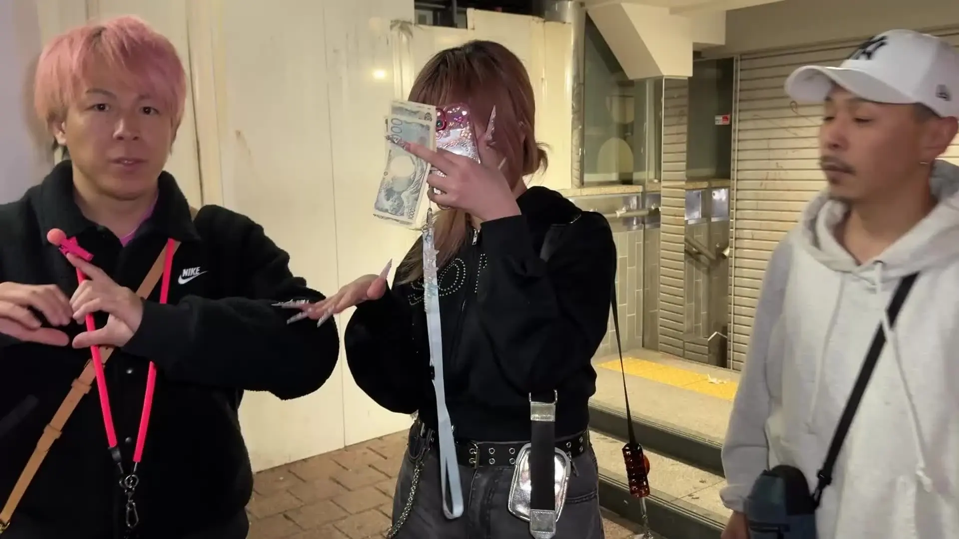 よるび🌙夜の美女図鑑🩷「【ガチ素人】Fカップのスタイル抜群な美女の突き出したおしりを揉みまくるww【おけつ大作戦🍑#92】」の投稿サムネイル