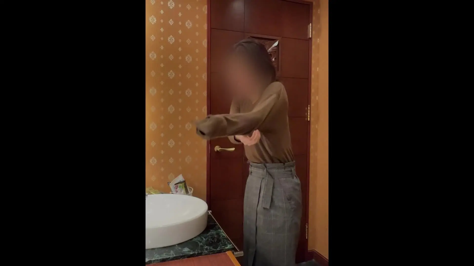 しろうとを巨根で突く男「浴槽でのイケない様子や いろいろな視点を組み込んだ レアでお得な総集編です 仕事の関係で遠方に行くことがあり」の投稿サムネイル
