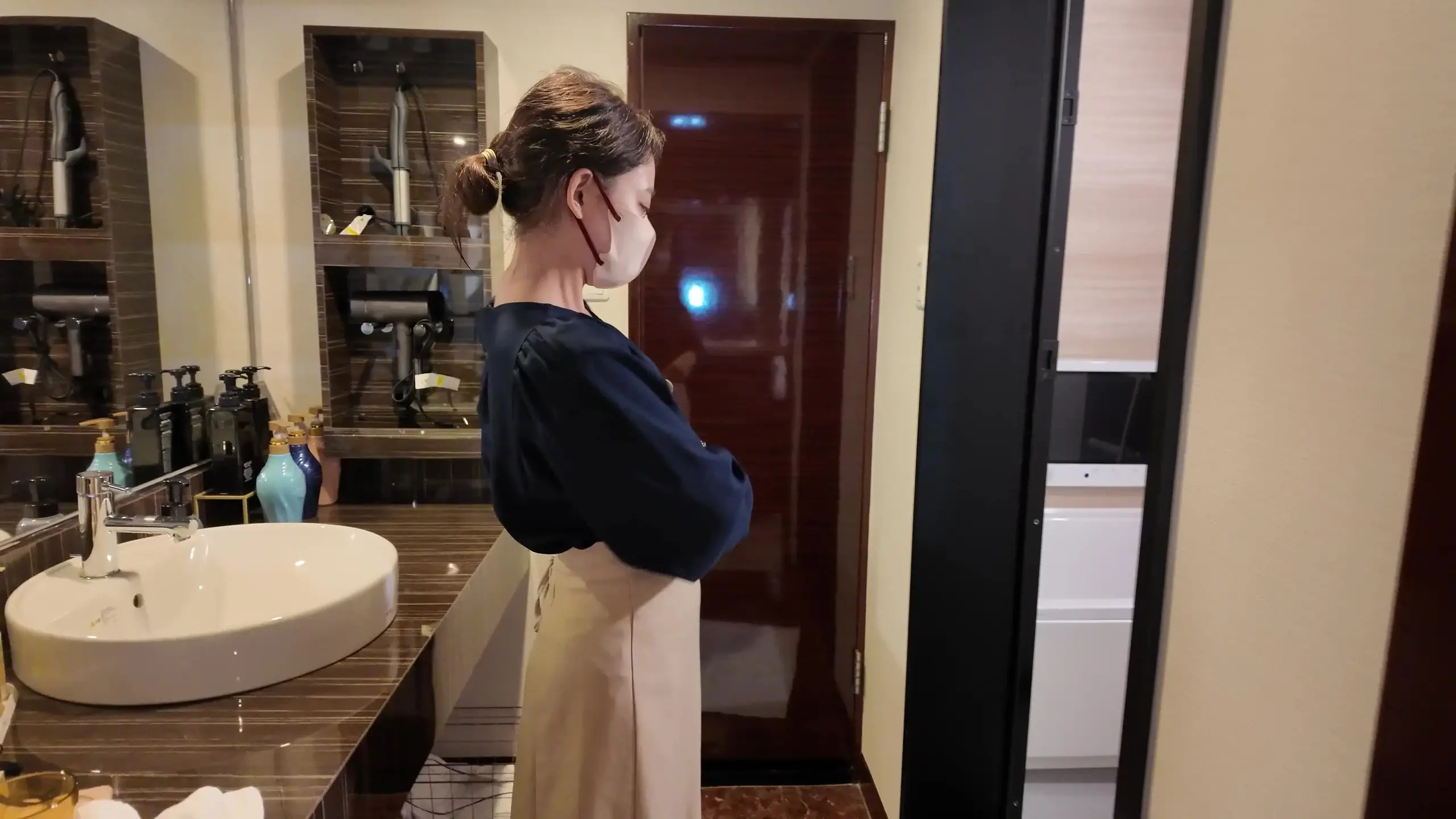 おしっこ女子「※ヨコ動画になります！ またまた大手企業のOLちゃんが来てくれました！ 恥ずかしがって顔を逸らしておしっこする姿にキュンキュンしますｗ」の投稿サムネイル