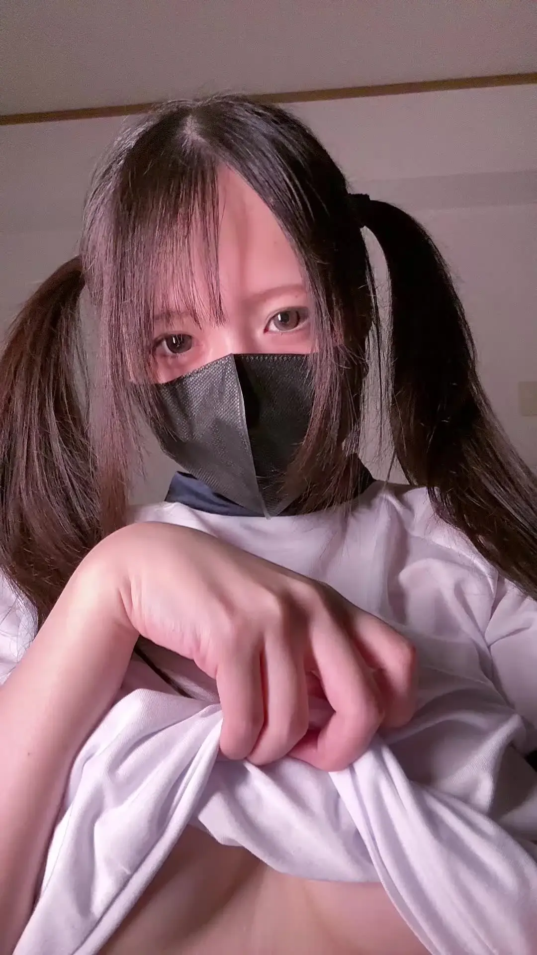 のあ୨୧「体操着コスプレで裏垢女子みたいなことしてみた💡 もっとみたい？👇 ※出演者は成人しています。」の投稿サムネイル