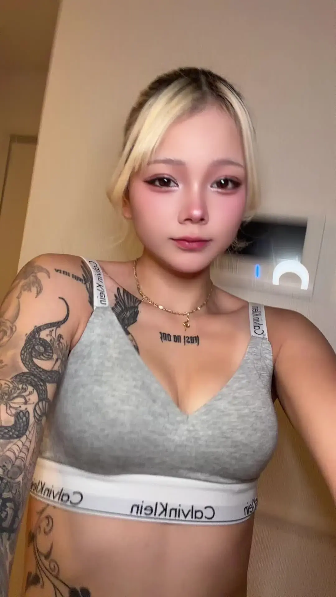 セクシーバージョンのTikTokダンス〜
