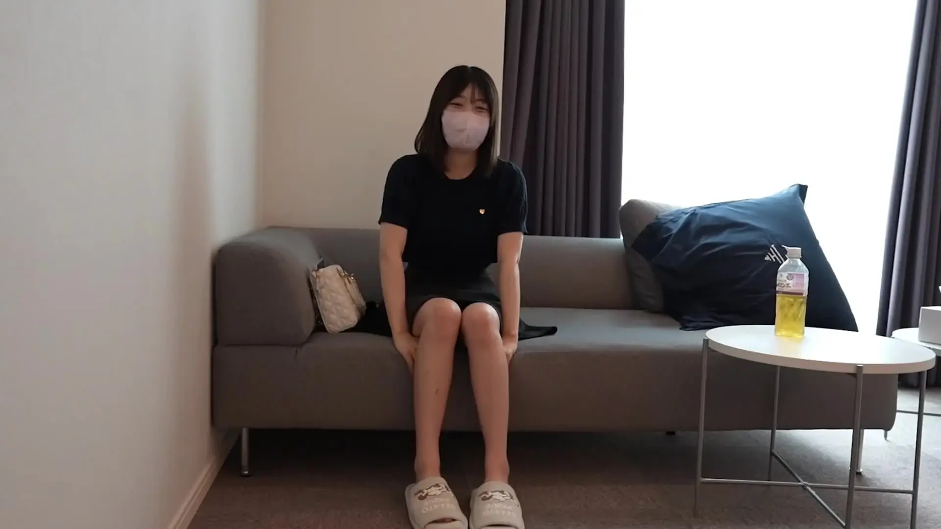 清楚系19歳彼氏あり…実はドMでいやらしい妄想がとまらない🫣
《インタビュー》
信じてないけど脳イキ気になる」と会いにきてくれました。
えっちする前のインタビューでは緊張してかなり控えめな印象。
気持ちよくなってもらうために、まずリラックスしてもらうのがマストなので沢山会話してみたら、
周りからはエロに興味なさそうと言われるけど、実際は首しめが好きだったり複数人でされるのを想像して一人でしたり…。
事後では「実は裏垢女子だった」と暴露w
本編ではえっちが好きだけど満足したことない子が崩れ落ちるまで気持ちよくなってる姿を見れます! (2/2)