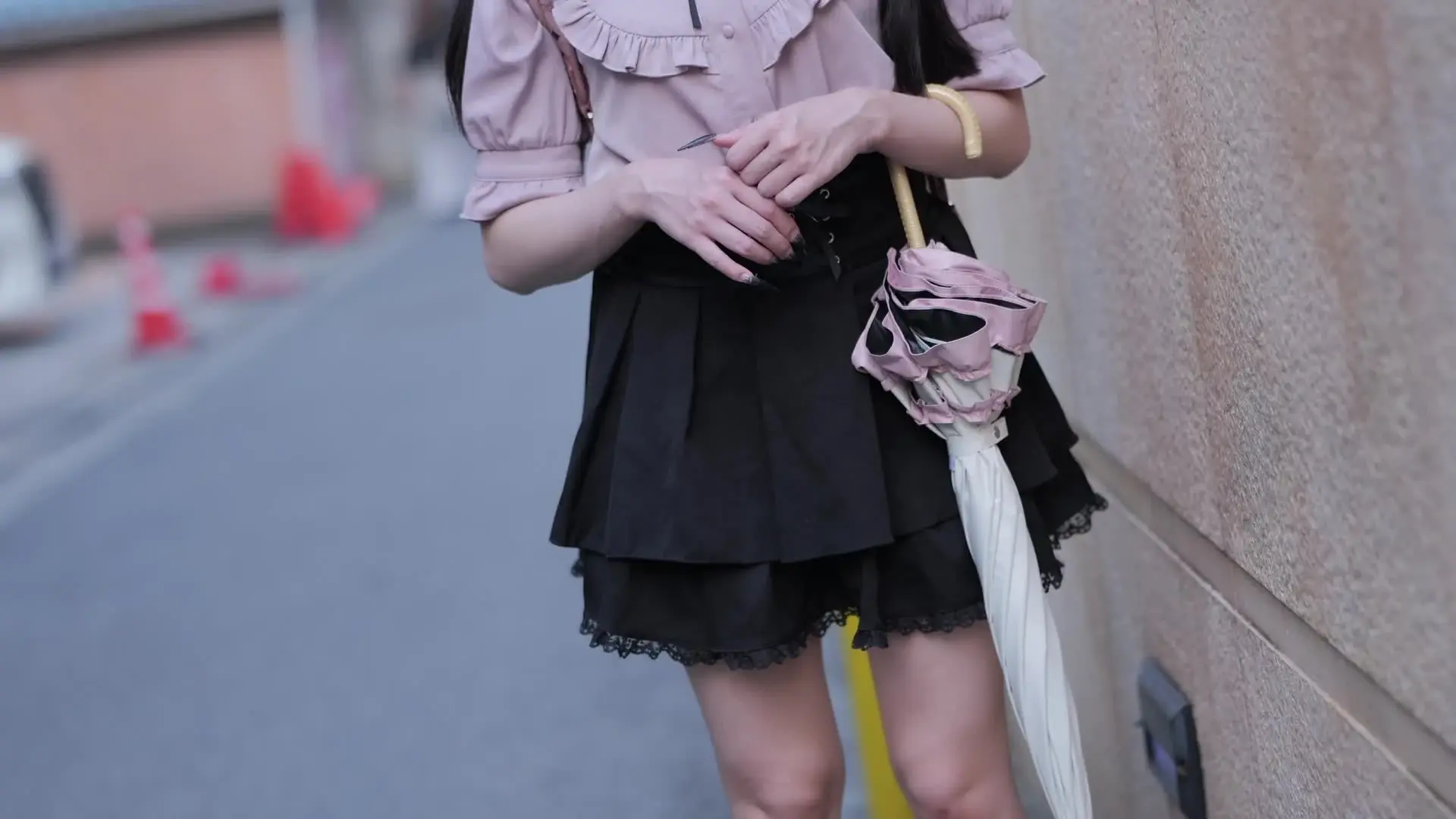 たど「【黒髪ロリツインテ再登場】 金髪ひなみちゃんが黒髪になって妊娠本気懇願！ ツインテハンドルで喉奥イラマ→バックでやりたい放題→涙目で「中に出して…妊娠させてくだ」の投稿サムネイル