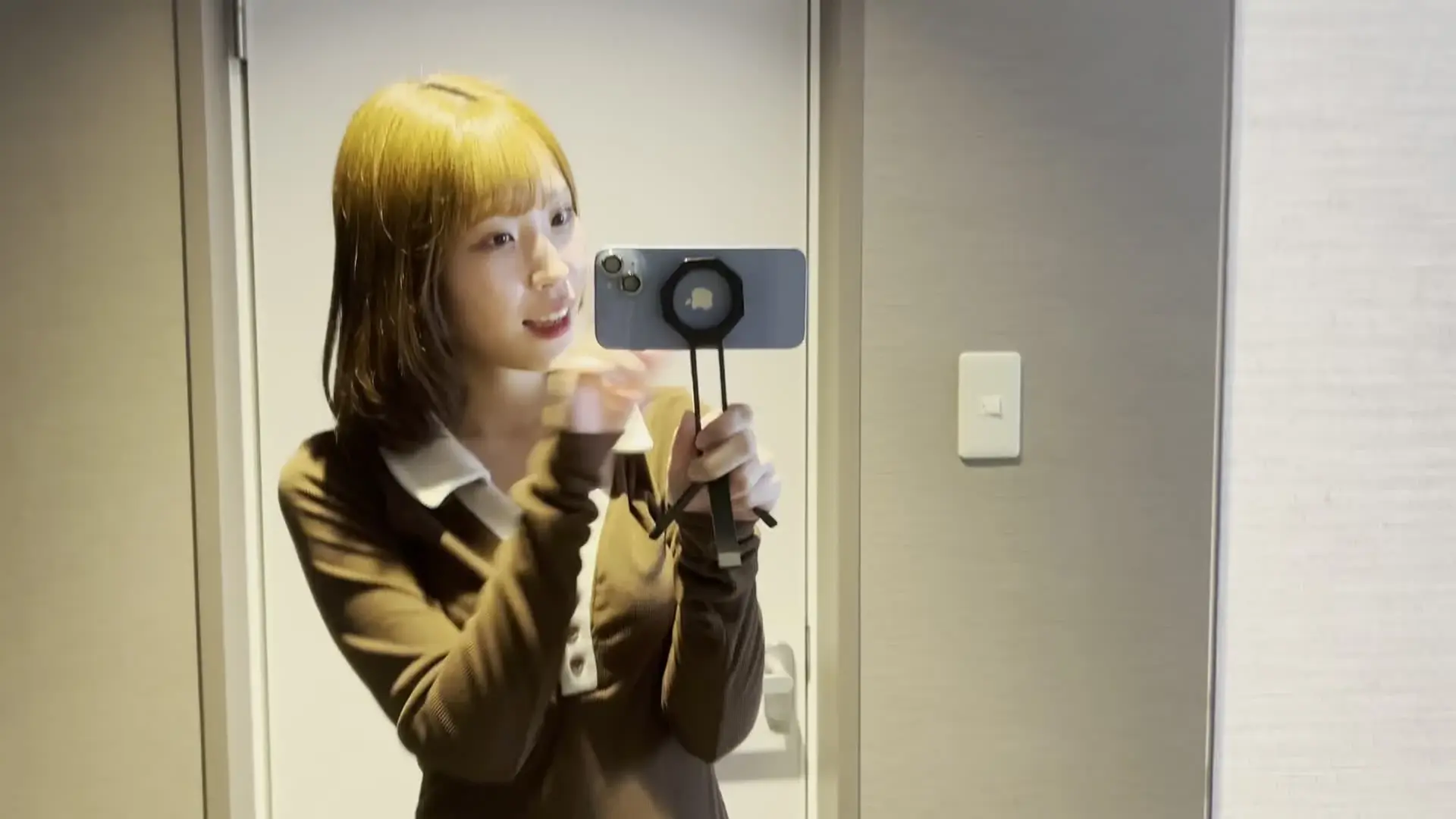 ✨奇跡の美巨乳✨ルナの性日記「🎥旅行1日目、実はこんな秘密の時間も…🫣💗 1本目と2本目の撮影の合間、 かけるくんが部屋を離れている隙に——」の投稿サムネイル