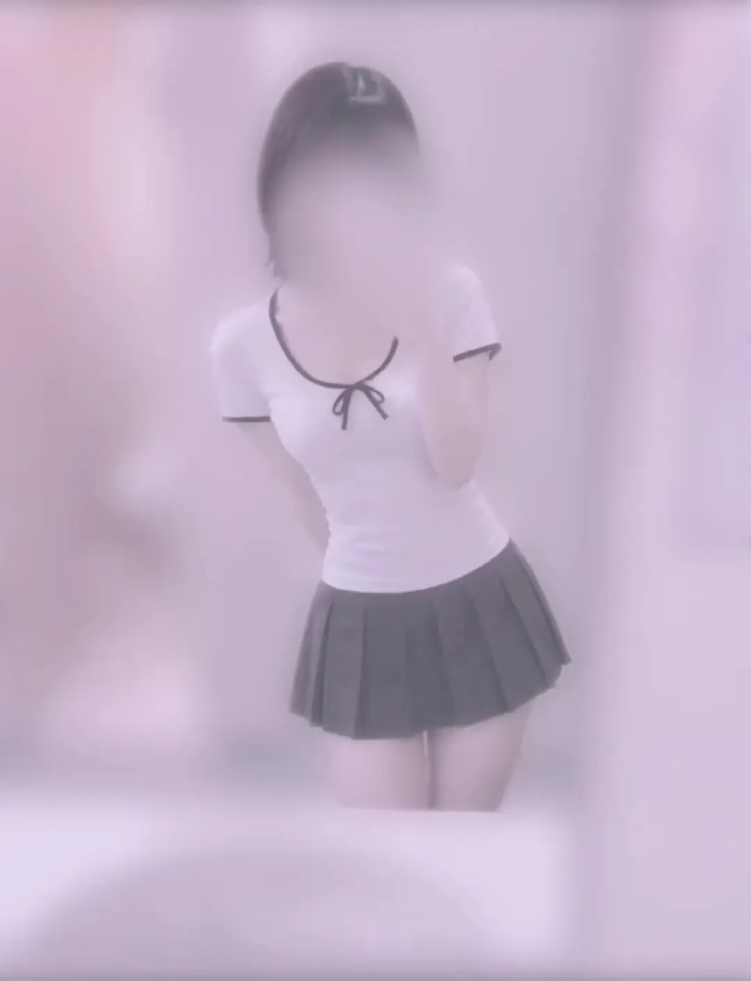 白乃あいり👀「ちょっとお尻見えちゃってる꒰՞⊃⸝ ⸝ ⸝⊂՞꒱ 撮る時だけ短くしてるから、常にこんな短くないからね笑 変態じゃないので！！」の投稿サムネイル