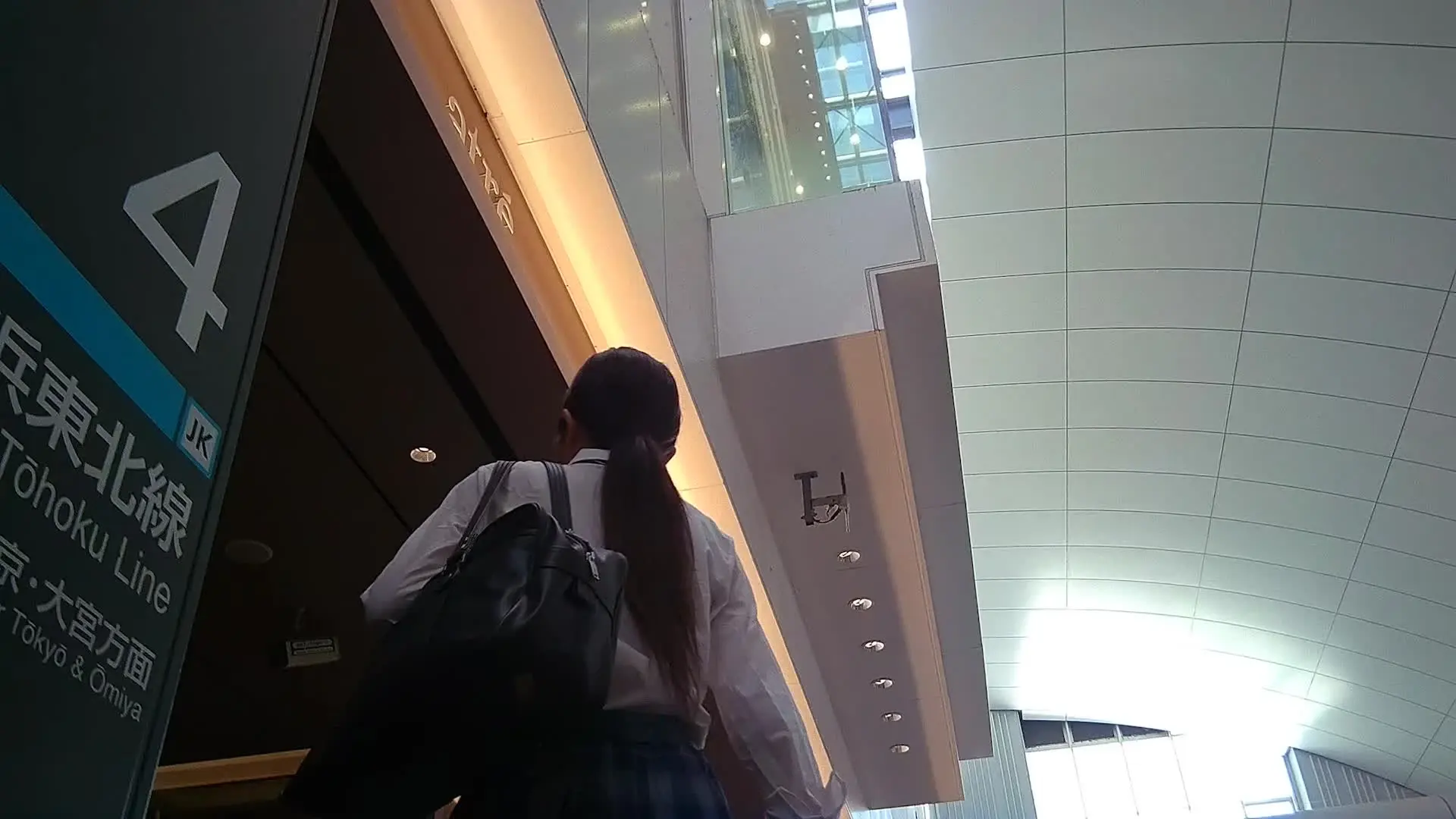 制服 ミニスカ逆さ撮り専門チャンネル「撮ってしまった04　神風！3人の風ちらと2人の生P（3人収録）」の投稿サムネイル