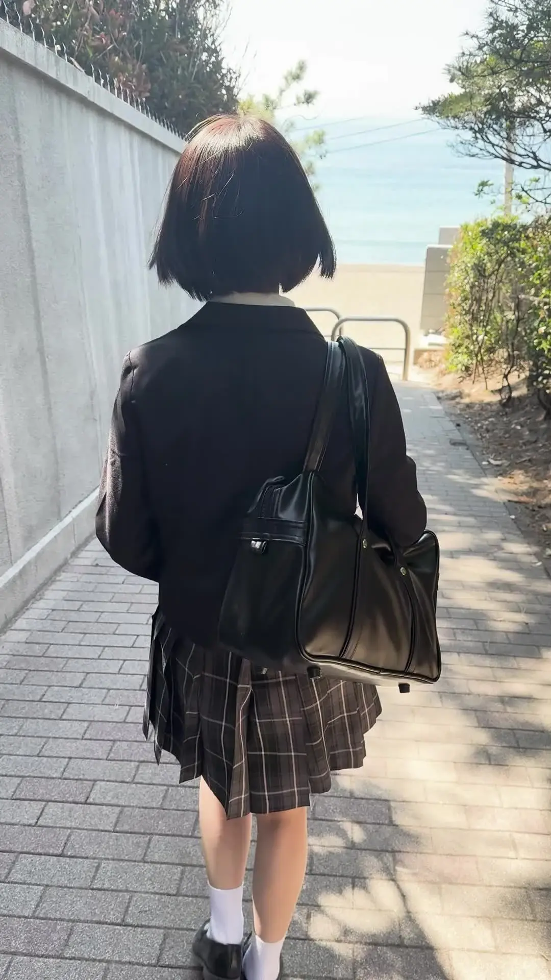 小野寺すず🕊よわよわ大学生「きょうわ、人気すぎてまた見たいっていっぱいゆわれた卒業式のアオカンのやつです´•ﻌ•`♡」の投稿サムネイル