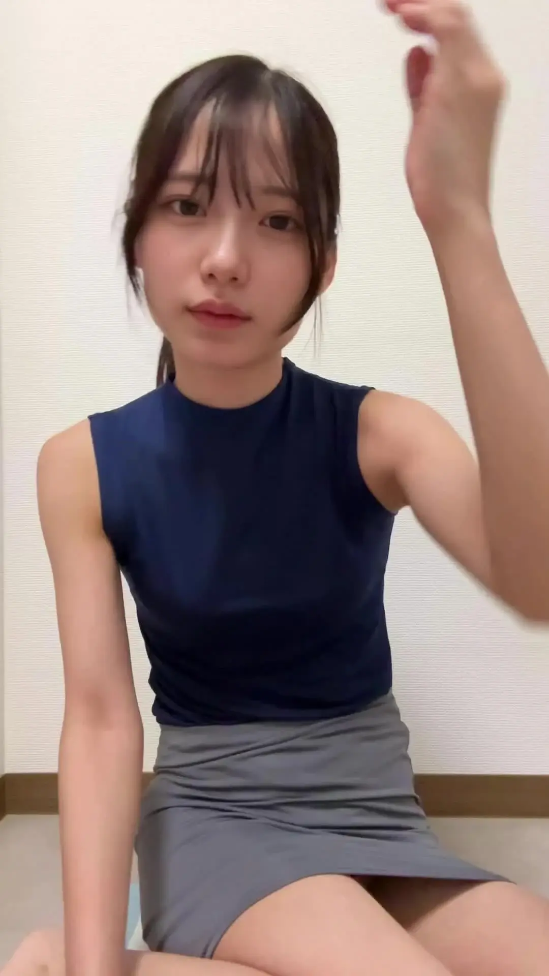 OLももか⛳️元アスリートの裏アカ「お疲れ様です、ももかです。 私服のまま立ってやったやつの、続きの動画になります。 立ちっぱなしで足がガクガクになっちゃったので、床に座ってオナニーを続けちゃいま」の投稿サムネイル