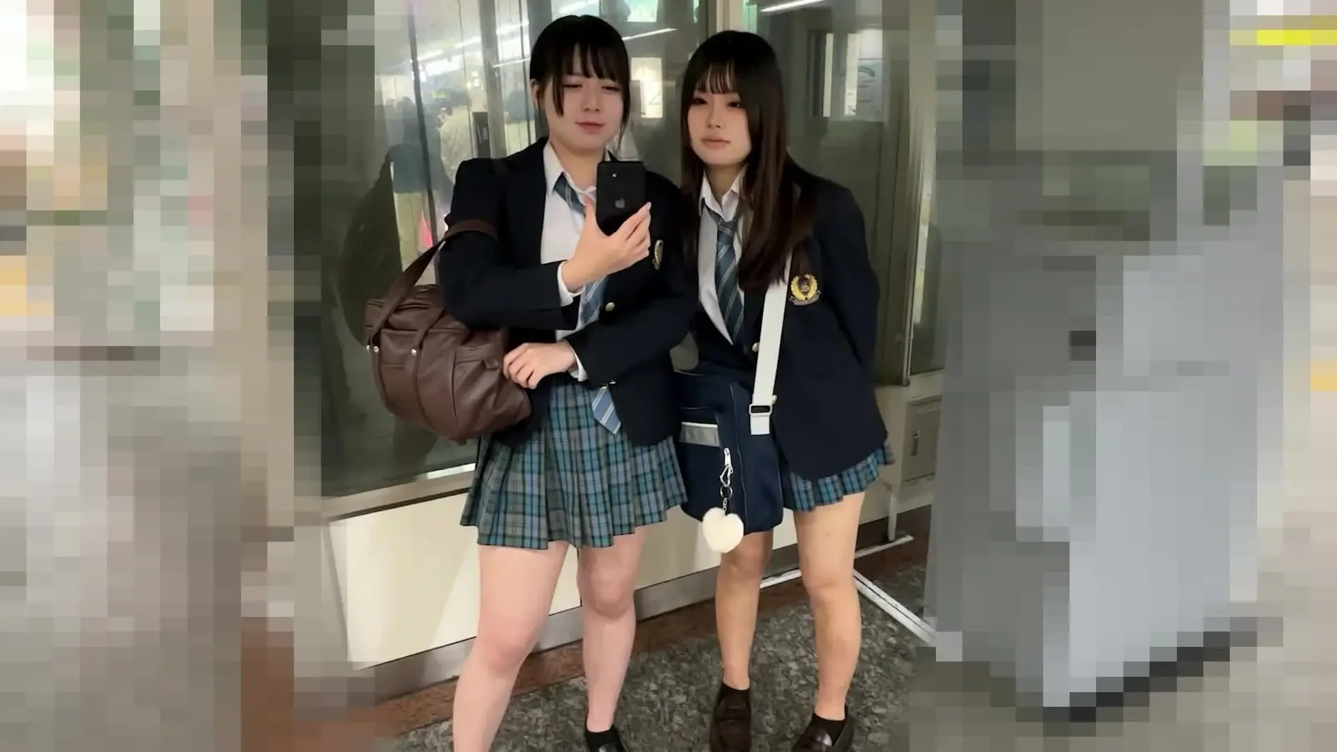 【ガチイダク】逆さ撮り100人斬り「【124人目】 2人組青チェ 超必見です！！ ダブル生パンチラです！ タグ パンチラ ミニスカ お尻 下着 制服 素人 ギャル」の投稿サムネイル
