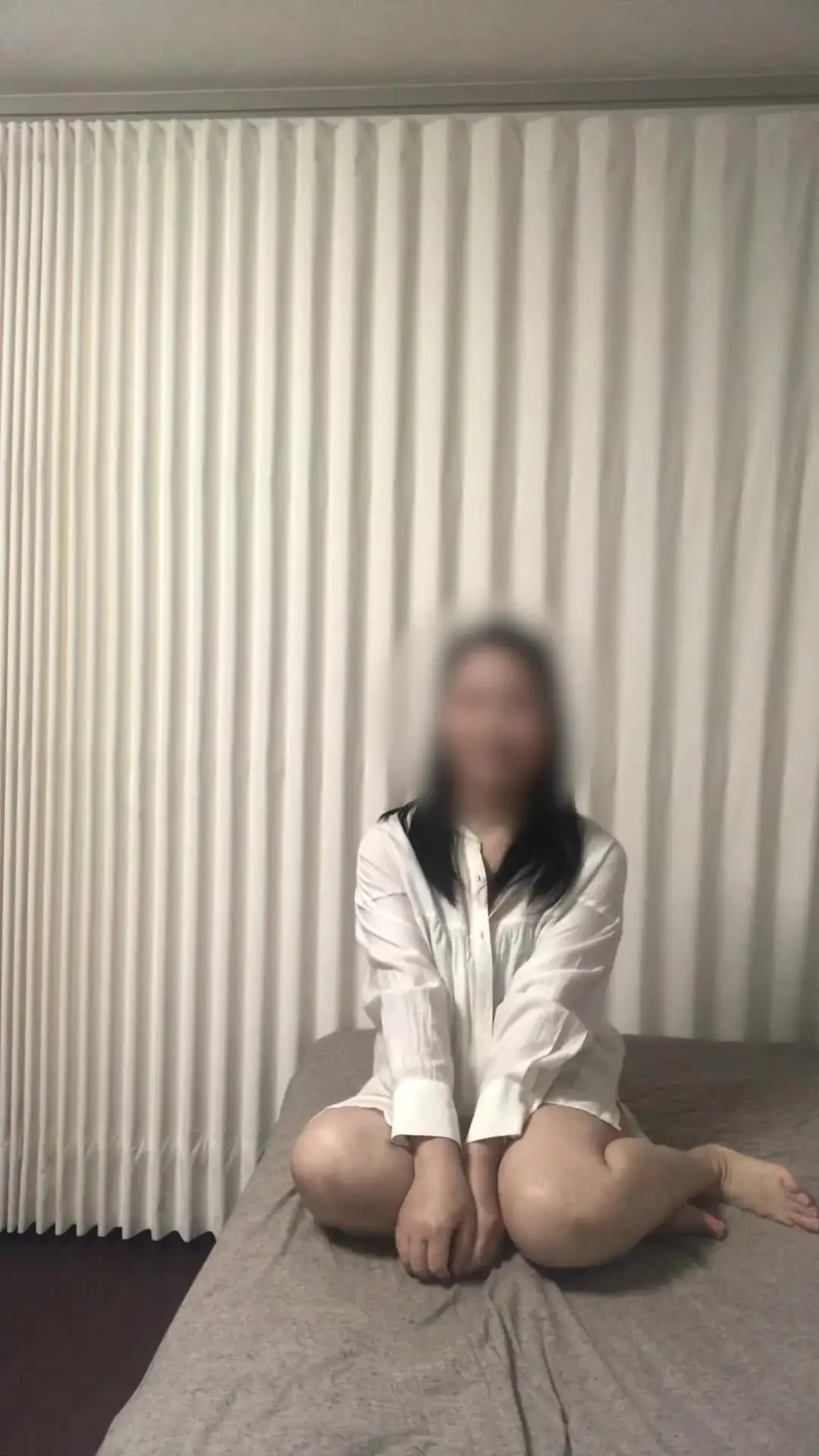 徹子(Tetsuko)「こんばんは、徹子です🌸 （顔出しなし） 今回は、ベッドの上で白いYシャツを着たまま、ゆっくりオナニーしているところを撮影しました♡」の投稿サムネイル