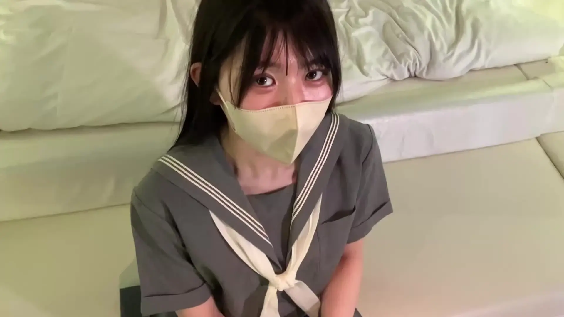 はる｜リアル制服×着衣フェチ「熊〇・濟〇の大人気グレーセーラー服を着た黒髪美女。 そんなセーラー服にそそり立つお〇ん〇んを見て驚きながらもスムーズな手つきでしこしこ、しこしこ・・・ たまらず」の投稿サムネイル