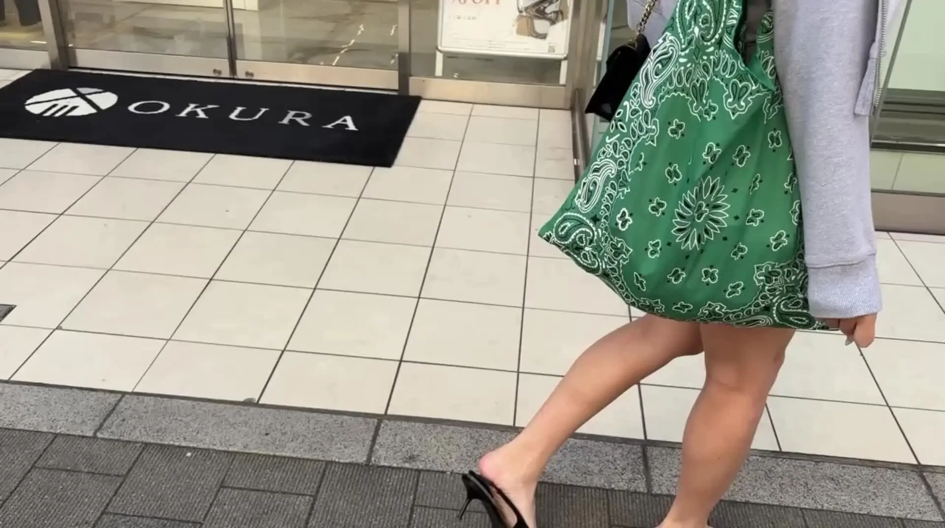 【元A◯女優】街中にいたのは元A◯女優でした。🎁文章の最後にプレゼント企画🎁引退して行方不明になってたけどずっと見てたA◯女優だから一目で分かって声かけました サンプル画像1