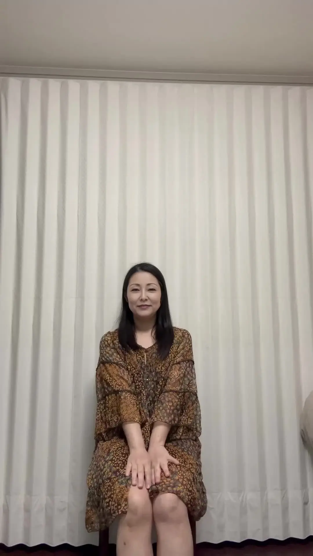 徹子(Tetsuko)「こんばんは、徹子です🌸 （顔出しあり） 今回は、イスに座ったまま、あなたに見られていることを意識しながら、ゆっくりオナニーしているところを撮影しました♡」の投稿サムネイル