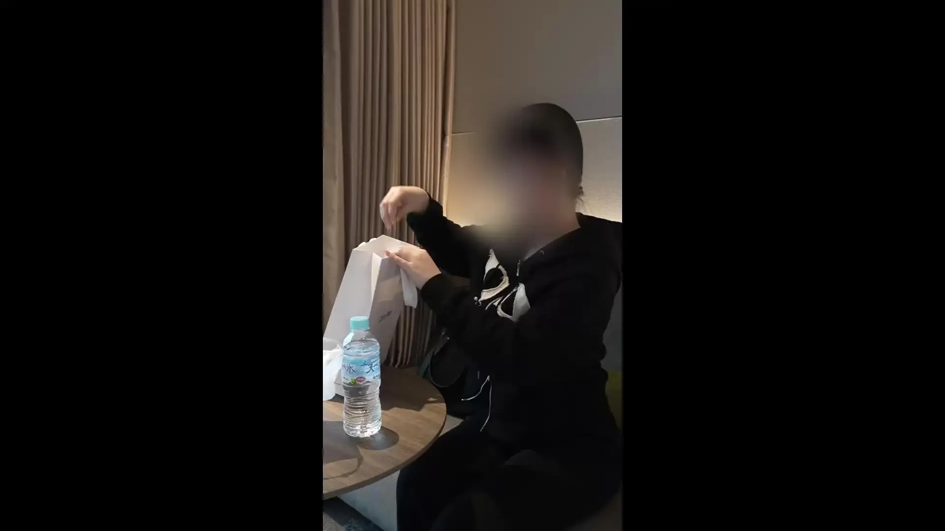 けんと。「【身バレ厳禁】18歳現役●Kの時に出会った子が卒業したからお祝いにCKの下着をプレゼントしてそれ着せたまま卒業証書持たせて中に出した時のやつ」の投稿サムネイル
