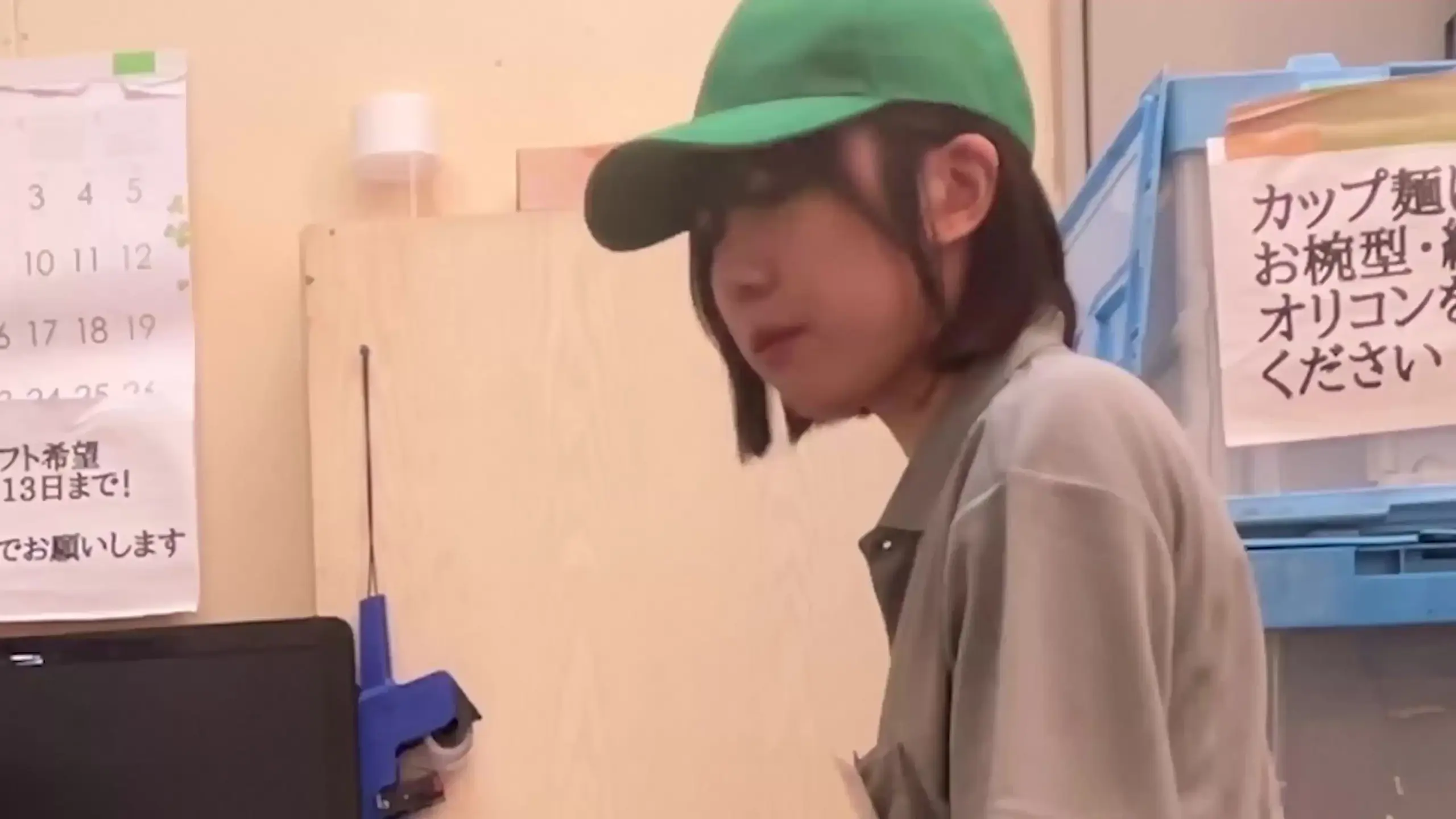 コンビニ社員の日常(キモおぢ社員とタイ◯ーバイト)「深夜コンビニのバックヤードでバイトと悪ふざけセックスしました！フェラ抜き！中出し！バイトちゃんも興奮していつもより濡れてたので、時給が発生しているのに鬼イカせ！」の投稿サムネイル