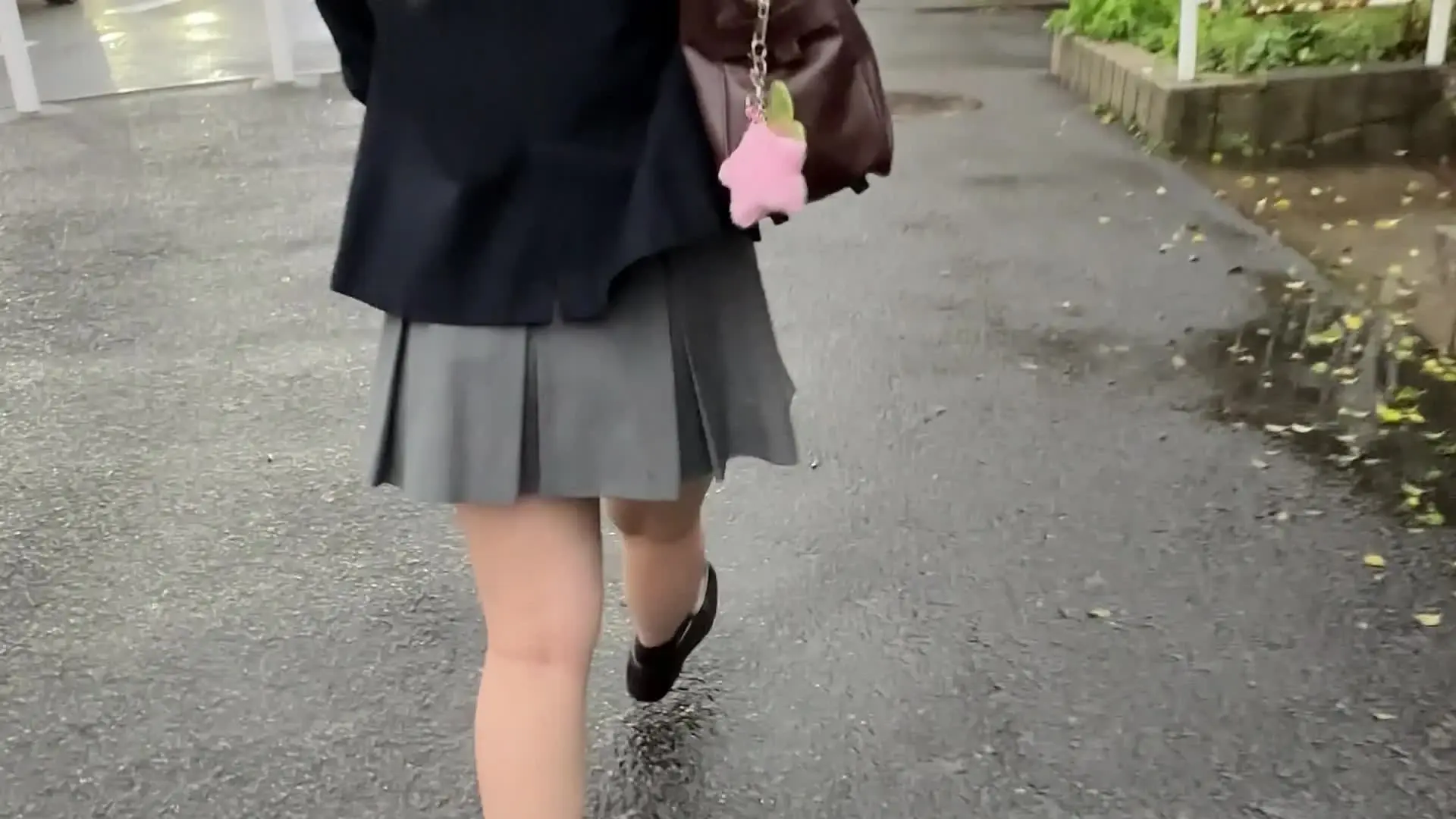 【ガチイダク】逆さ撮り100人斬り「【116人目】 声かけ超かわいいこ 赤綿パン 超かわいくて声かけしたらそっけない対応でした」の投稿サムネイル