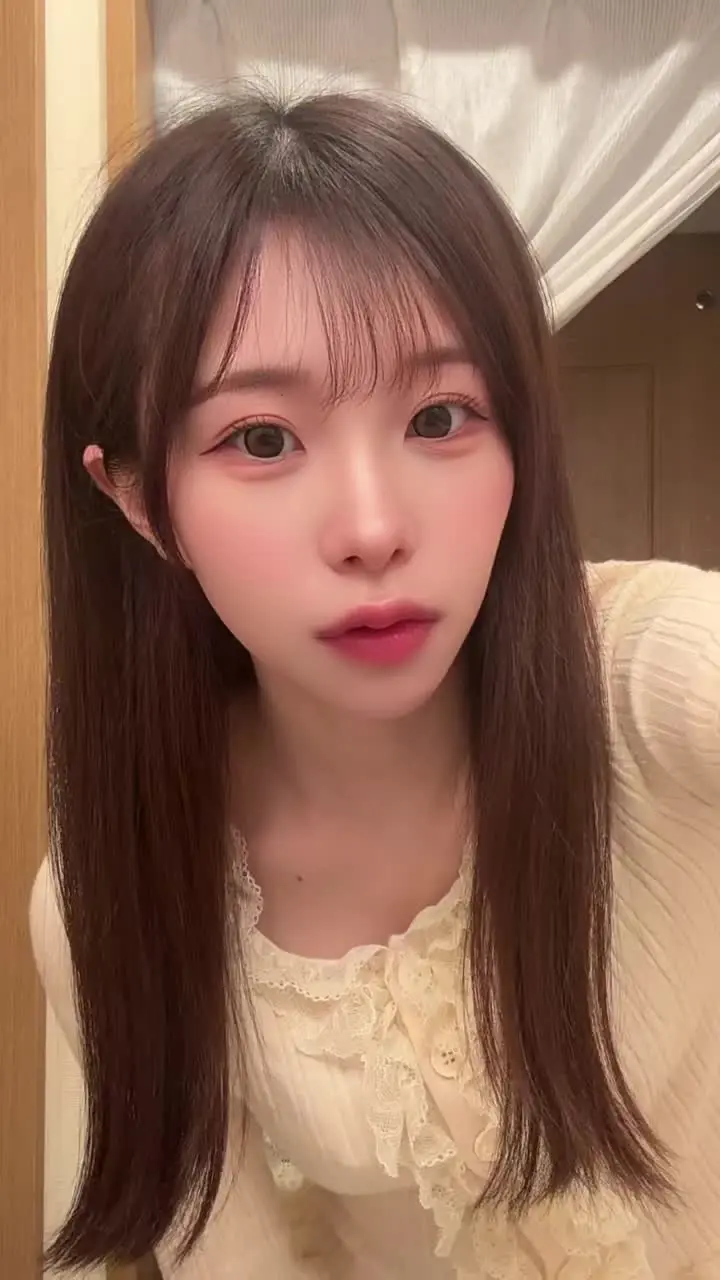 ひより「洗面台も盛れるかも🧏🏻‍♀️💕」の投稿サムネイル