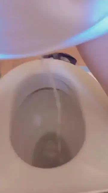 るる👙(🥼看護師目指す女子大生💉)「立っておしっこしてみた🥰」の投稿サムネイル