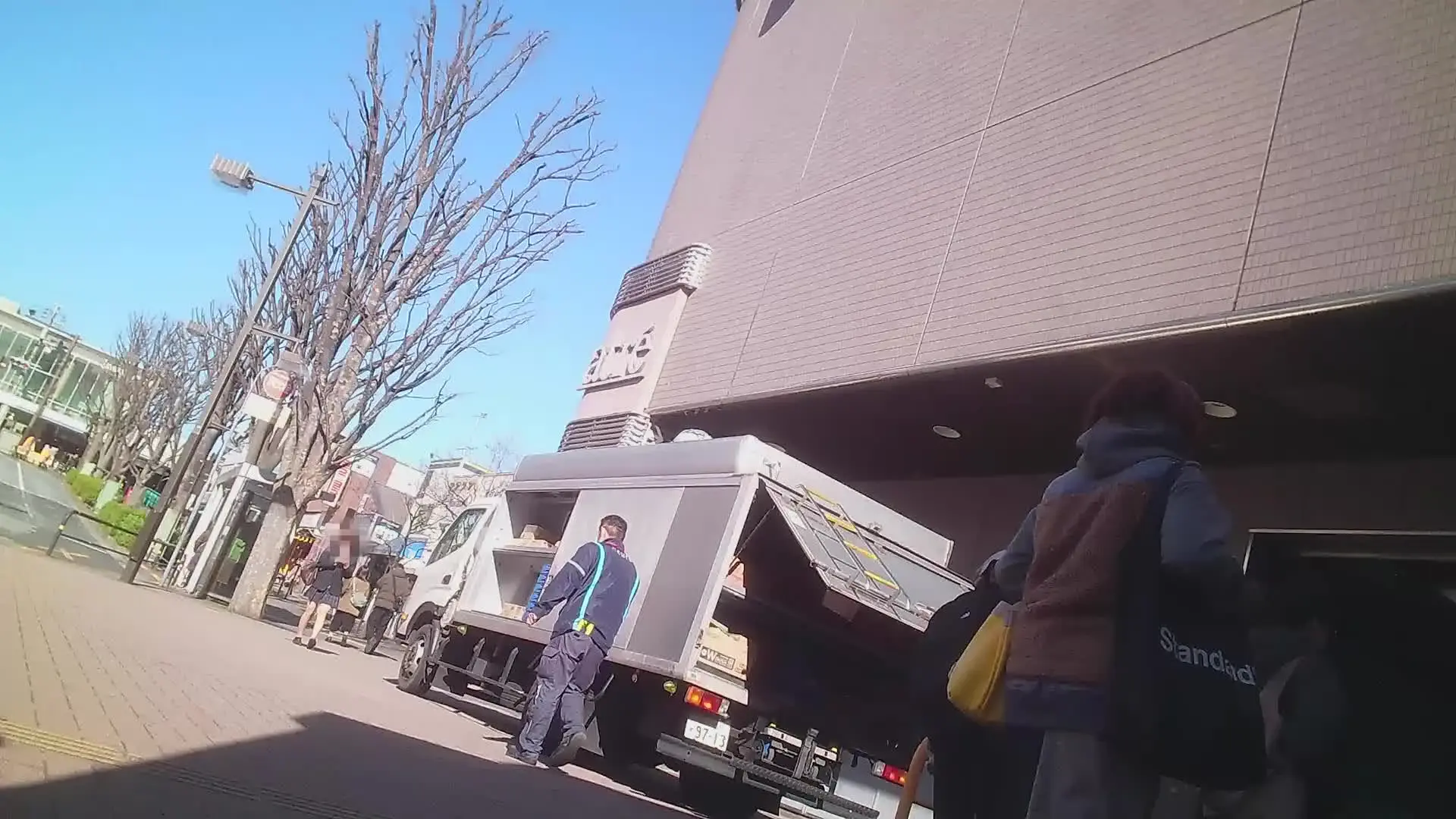 【ガチイダク】逆さ撮り100人斬り「198人目（約10分14秒） 超ギャルでした ミニスカで容易に黒パンが見れました」の投稿サムネイル