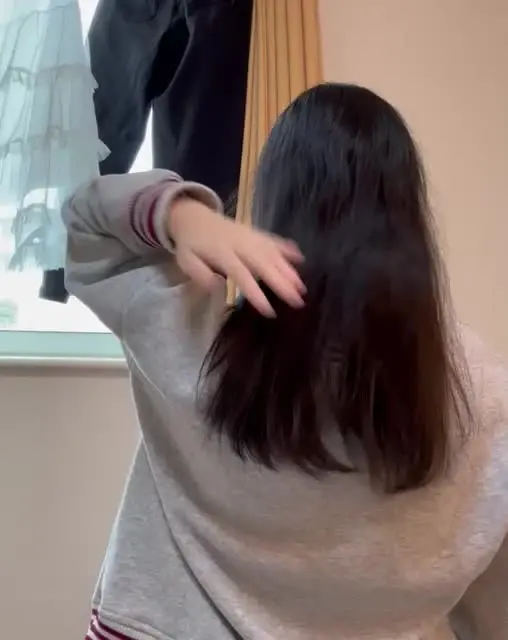 髪フェチ研究会💇🏻‍♀️by さくたん🌸「髪をぐっしゃぐしゃにかき混ぜてから、ブラッシングしてサラサラに戻す動画です❣️」の投稿サムネイル