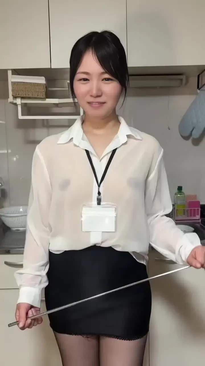 秘密のしーちゃん🤫「自宅キッチンでノーパン黒パンスト姿のまま秘密の授業スタート エロい家庭教師コーデでエッチな授業しちゃいます♡ 今日の授業はしおり先生のおま◯こやお尻の穴の観察で」の投稿サムネイル