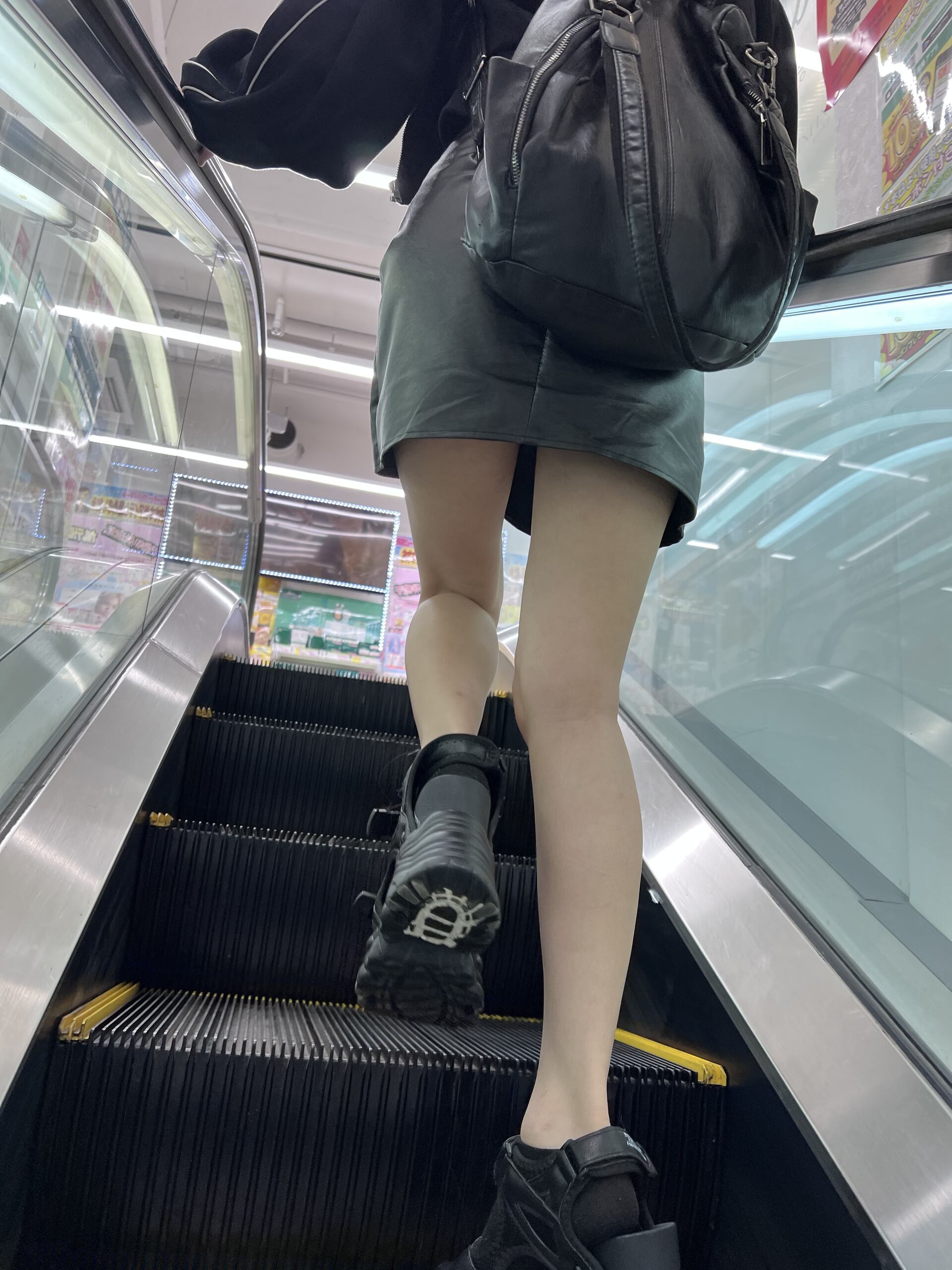 元アイドルの彼女「Twitterに載せてた画像の脚メインです。 右スワイプで全部見れます！ 浮気NTR彼女の許可を取って載せています。」の投稿サムネイル
