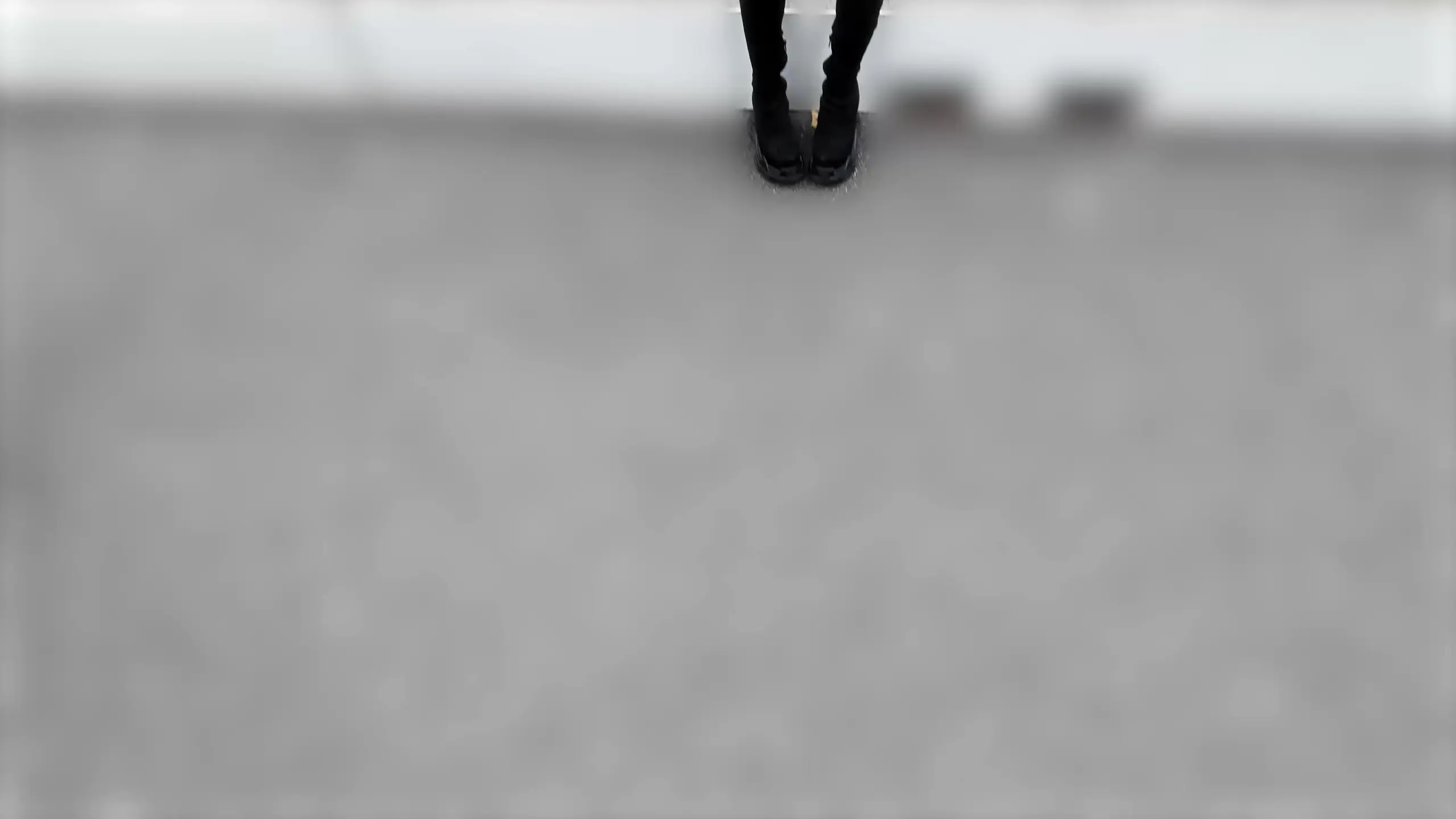 女の子の匂い全部嗅ぐ！🍑「「足の匂い嗅ぎながらエッチするのが好き」と性癖暴露したら「おもろw」ってギリギリ引かないでいてくれた白ギャル。初対面の待ち合わせで現れたのは白いモコモココート（」の投稿サムネイル