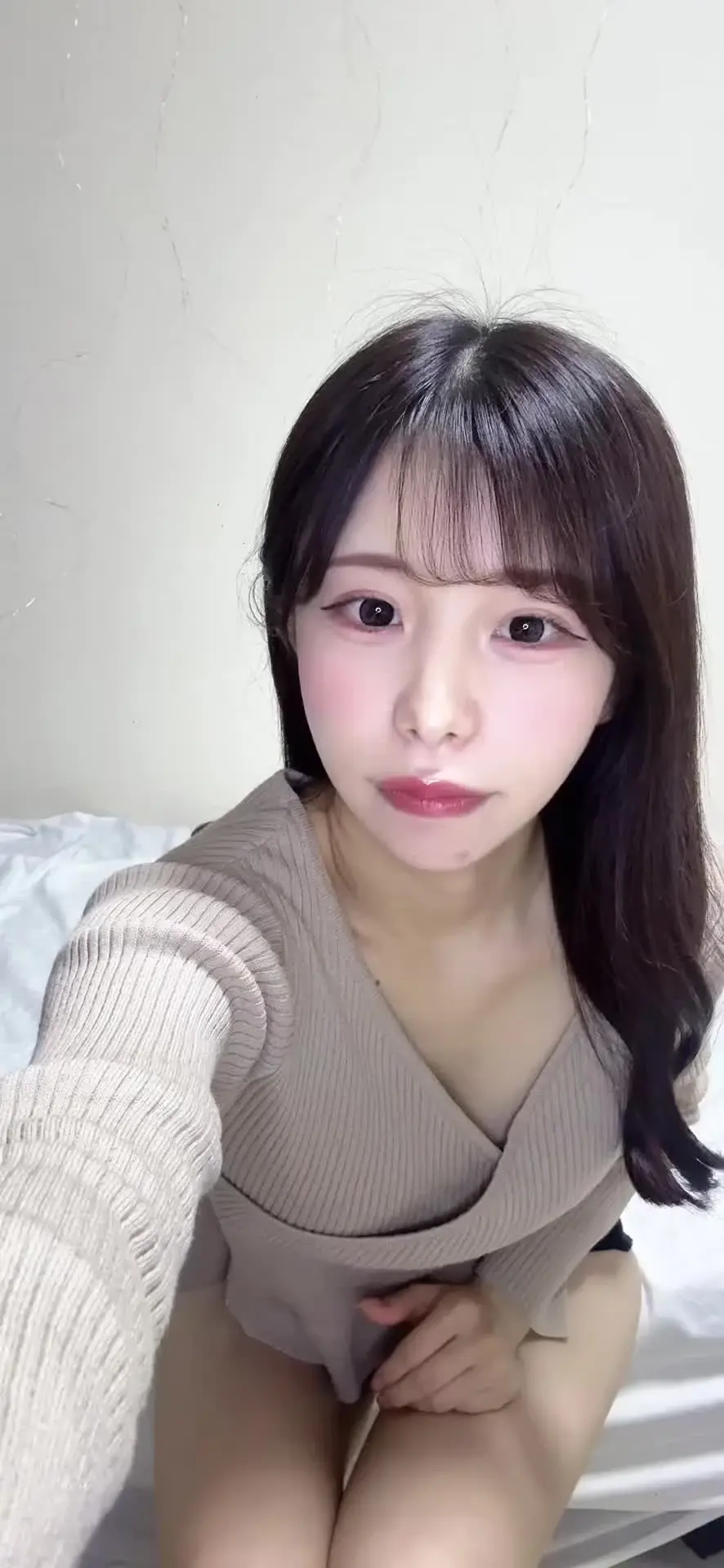 ひより「生脱ぎしてます、、🙈 人前で脱ぐの初めてで緊張とちょっぴり興奮🔞 乳首立ってて恥ずかしい💦」の投稿サムネイル