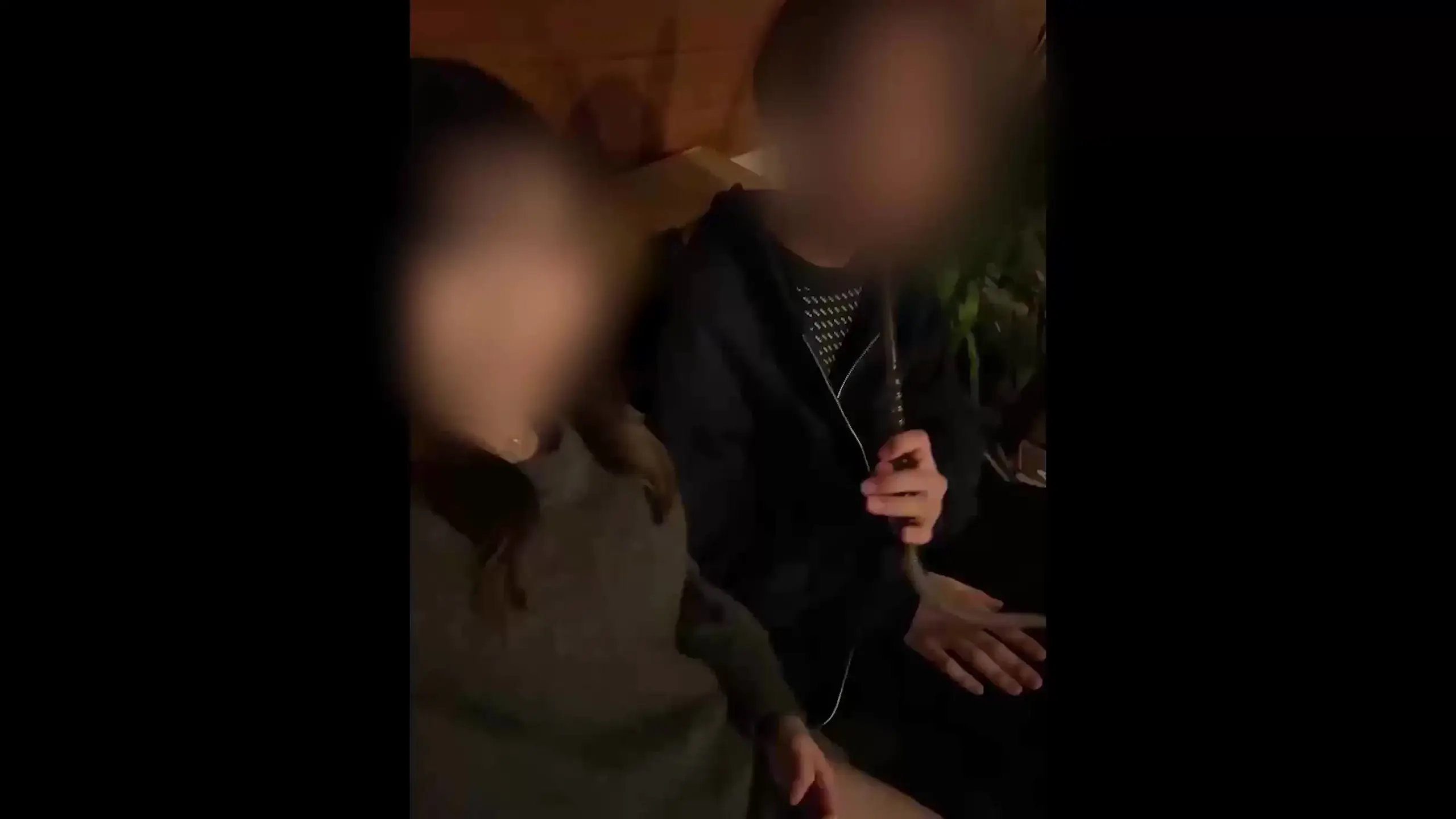 彼氏の目の前で中イキさせられて「ごめんなさいっ！」と焦る彼女。NTR癖の彼氏に連れてこられた女子大生彼女と3Pセックス※最後に彼氏さんがくれたプライベートえっち動画あり（1時間56分）

共通の友達を介して付き合いはじめた同い年（22歳）大学生カップルのふたり。

「彼のNTR願望を打ち明けられたのは付き合い立ての頃で、、」と付き合いはじめた2年前からずっと「いつかはしてみたい」とお願いされてたんだとか。

彼女さんの就職が決まりこれから3ヶ月東京で研修があるためしばらく離れ離れになるタイミングで「今しかない」と連絡してきてくれたんだそう。

彼女さんは元彼といまの彼氏の2人しか経験がなく3PやNTRはおろか付き合ってない人とするのも初めてとのこと。

「僕（彼氏）以外じゃ気持ちよくならないとか言うんですよ」と彼氏さん。どうやら彼女さんは好きでもない初めましての人として気持ちよくなるわけがないと思ってるみたい。

その後まさか彼氏さんの目の前で中イキさせられて涙目になりながら彼氏さんに「ごめんなさいっ、、！」て謝ってるなんて誰が想像できたでしょうか。

事後彼氏さんがお風呂入ってる間に誘ってみたらあっけなくキスから挿入しちゃうし、これは彼女さん新しい世界を知ってしまったのかもしれません。

ちなみに動画最後のプライベートのえっち動画、彼氏さんがこっそり送ってくれたんですが「彼女の実家でしたんですけど下の階に両親いたんでハラハラでした」って激エロシチュエーションで撮られたものだそうです。さすがに羨ましい。 (2/2)