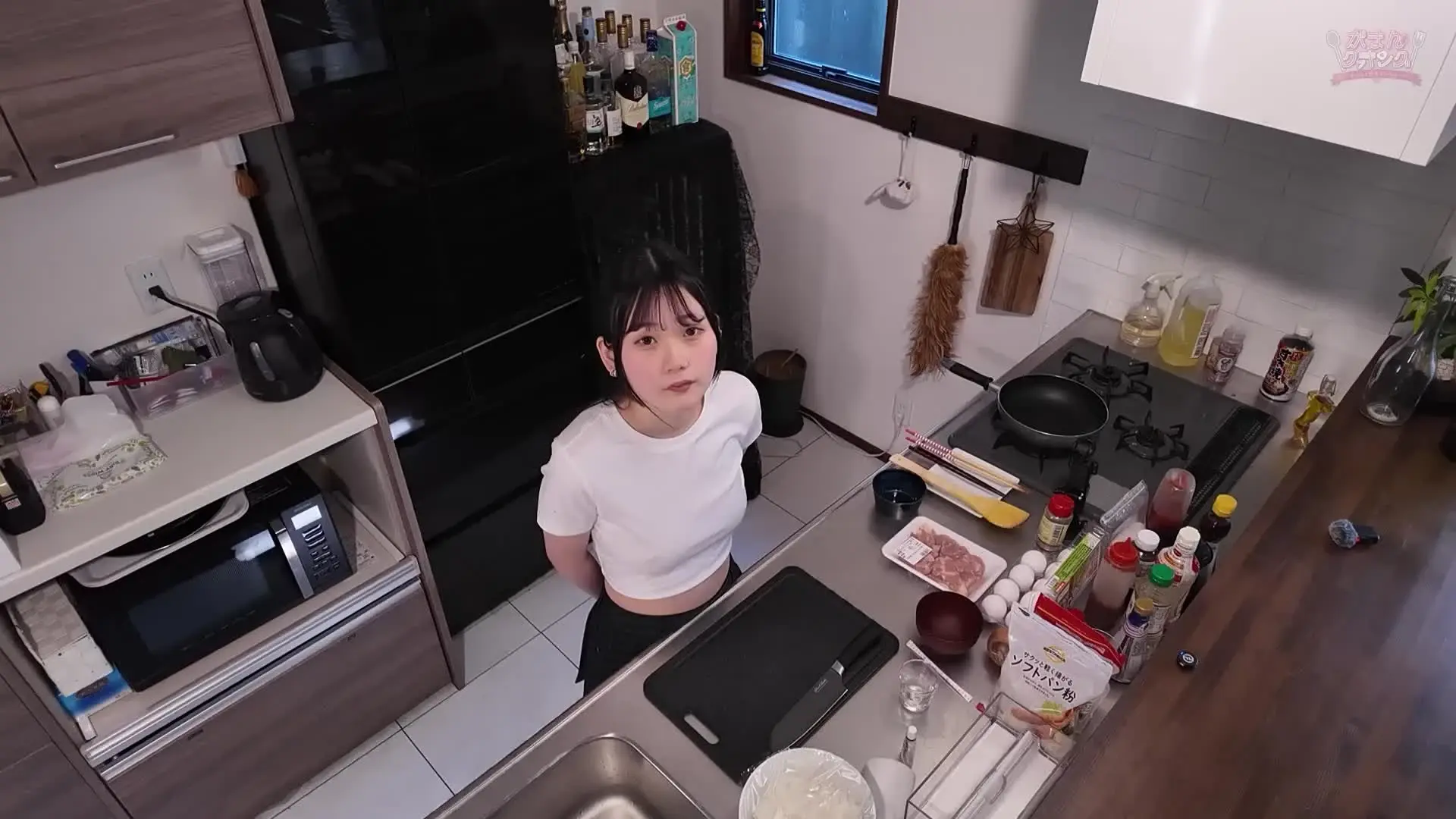 がまんクッキング【プラン半額中✨】「【本編映像】#007 なつめ 常にHなイタズラをされながら料理を作るがまんクッキング。 資格を持っている「なつめちゃん」は片手で卵を割る料理上手。」の投稿サムネイル